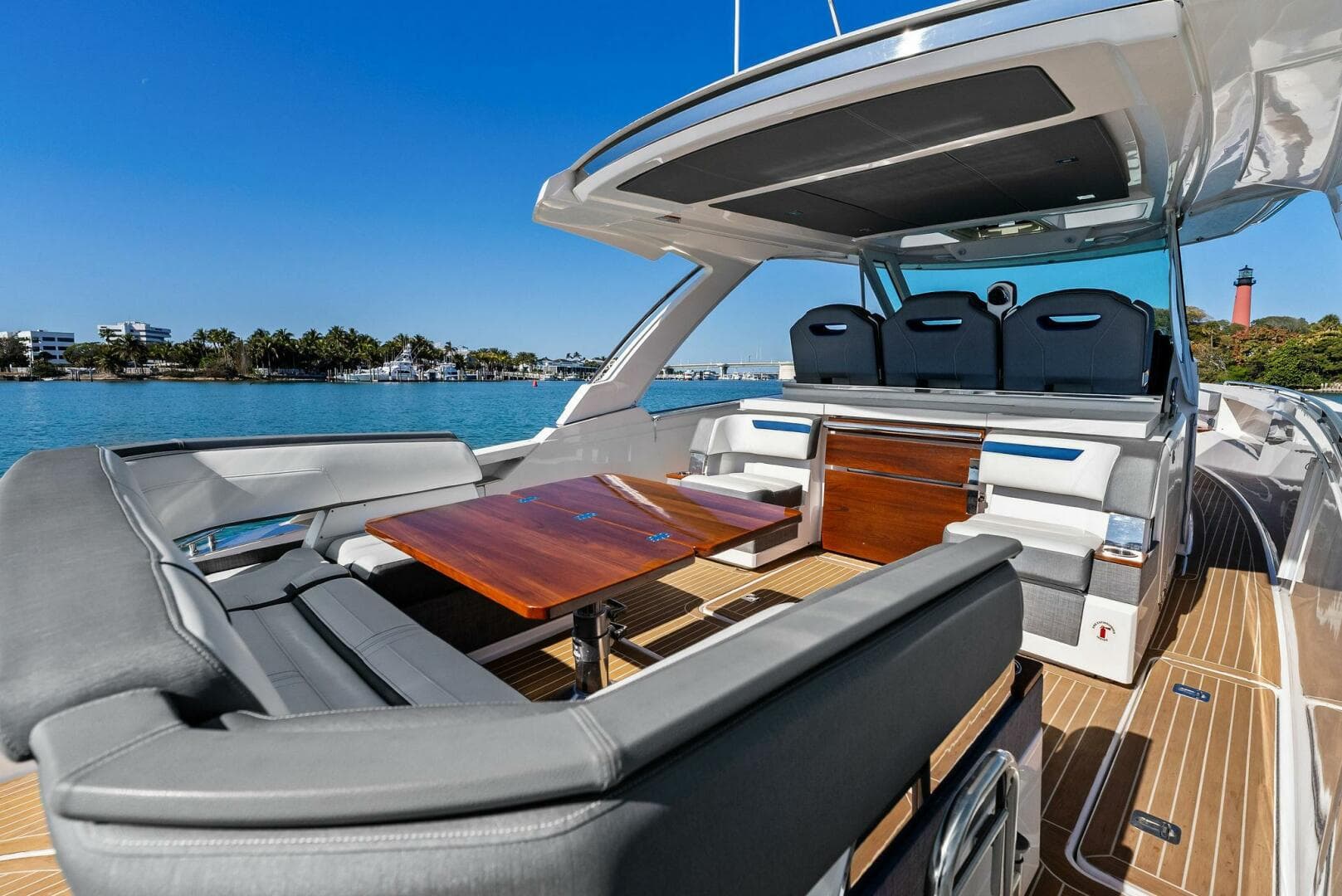 2019 Tiara Yachts 38 LS