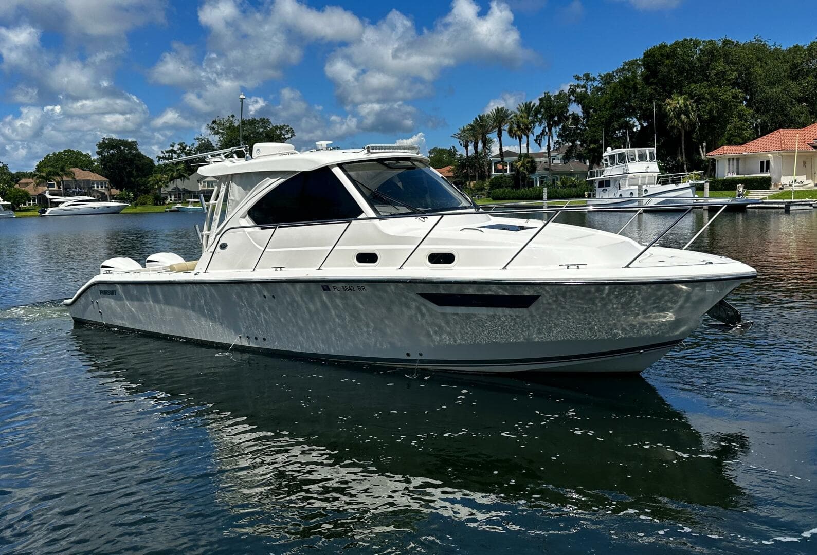 Pursuit OS 325 - Exterior