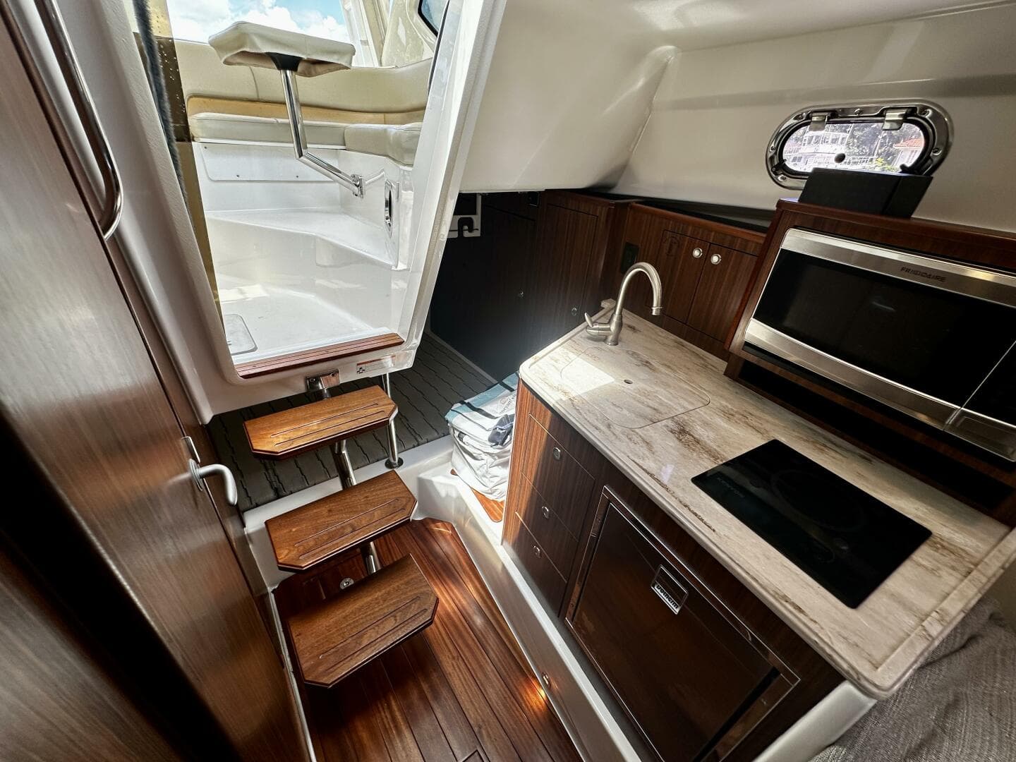 Pursuit OS 325 - Interior 
