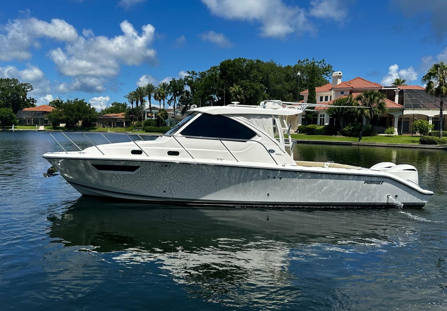 Pursuit OS 325 - Exterior