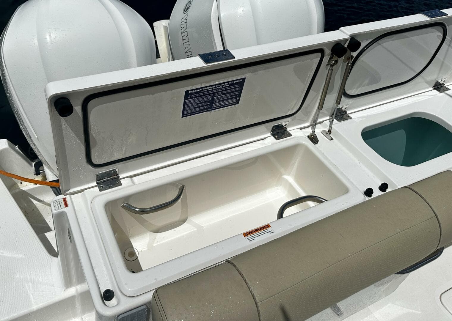 Pursuit OS 325 - Cockpit Storage and Livewell