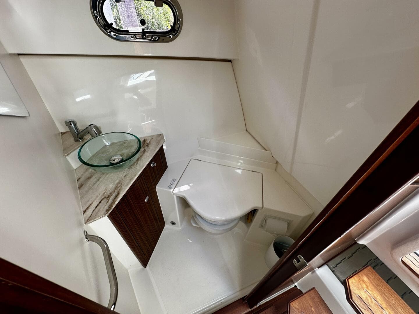 Pursuit OS 325 - Interior