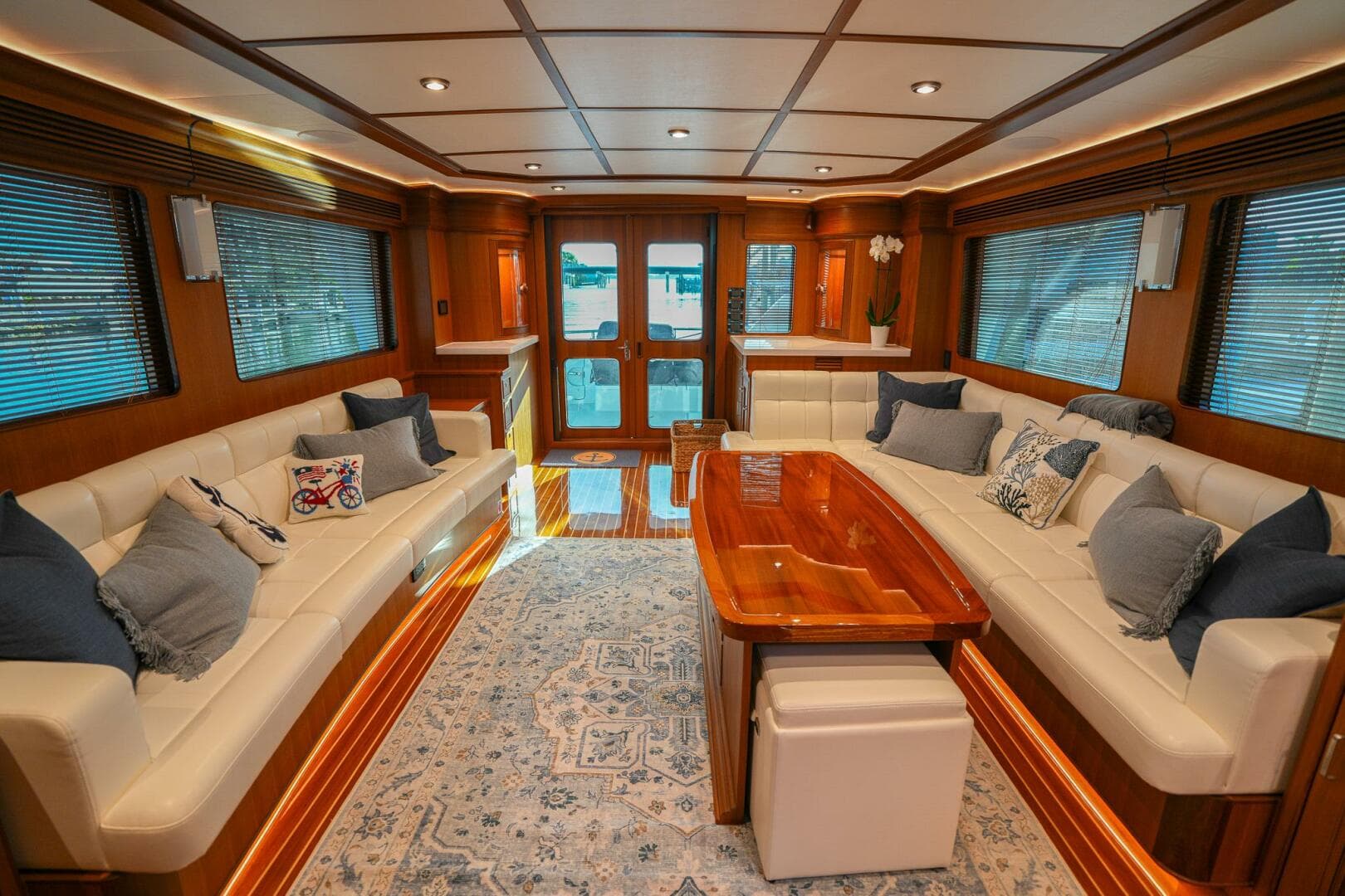 Salon Facing Aft