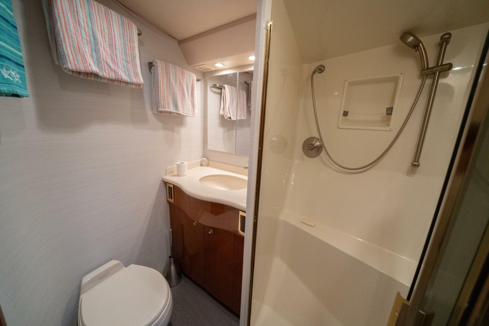 2005 Viking 52 Convertible "Aquaholic"