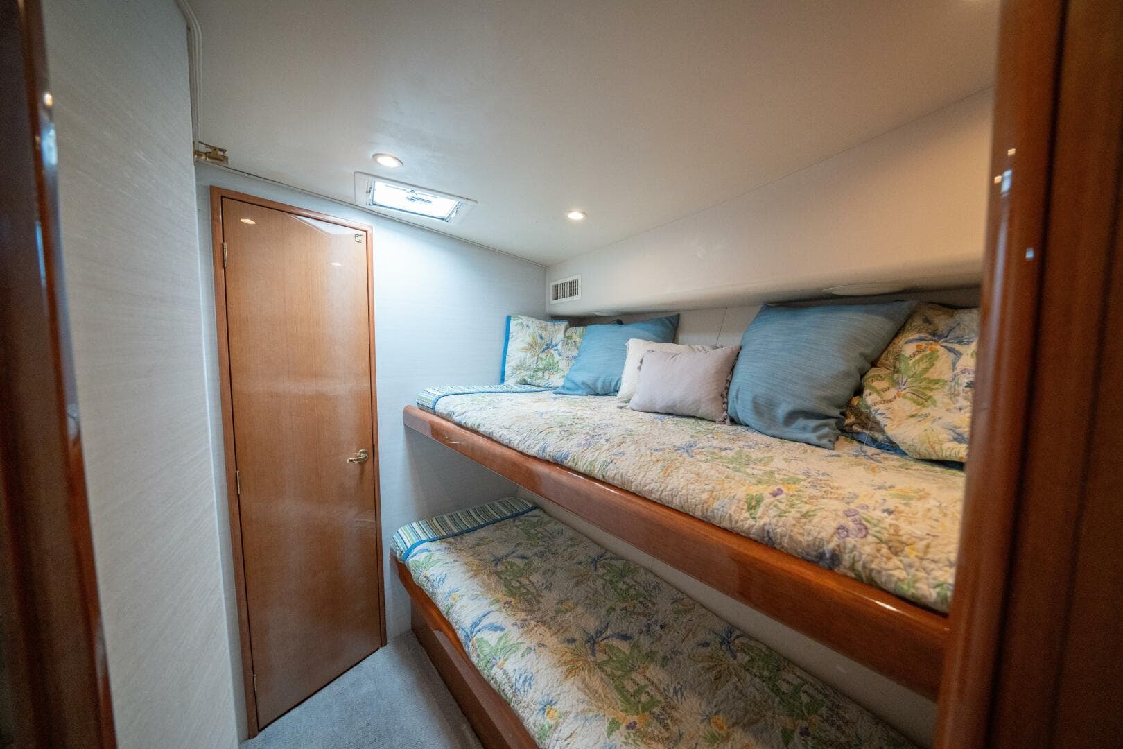 2005 Viking 52 Convertible "Aquaholic"