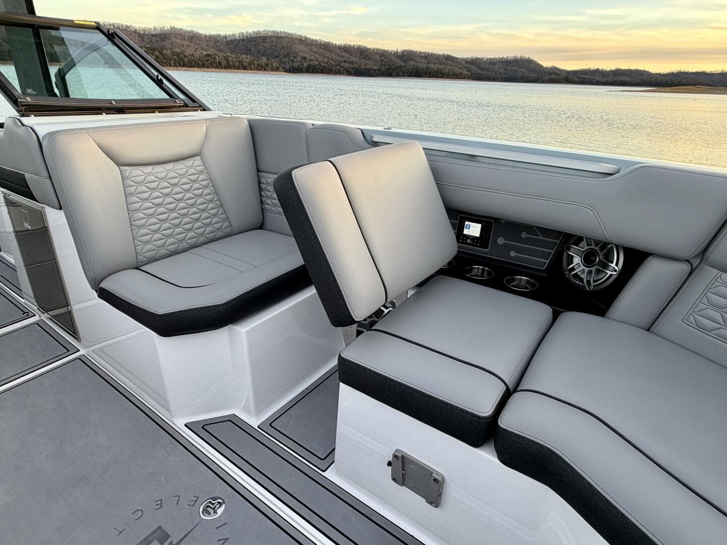 2023 Correct Craft Ingenity 23EL2 Electric Boat