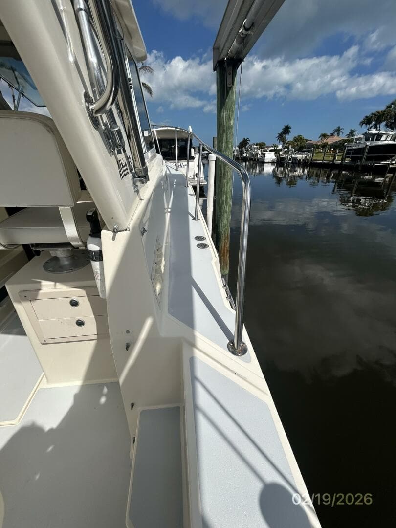 28' Albin starboard side deck1