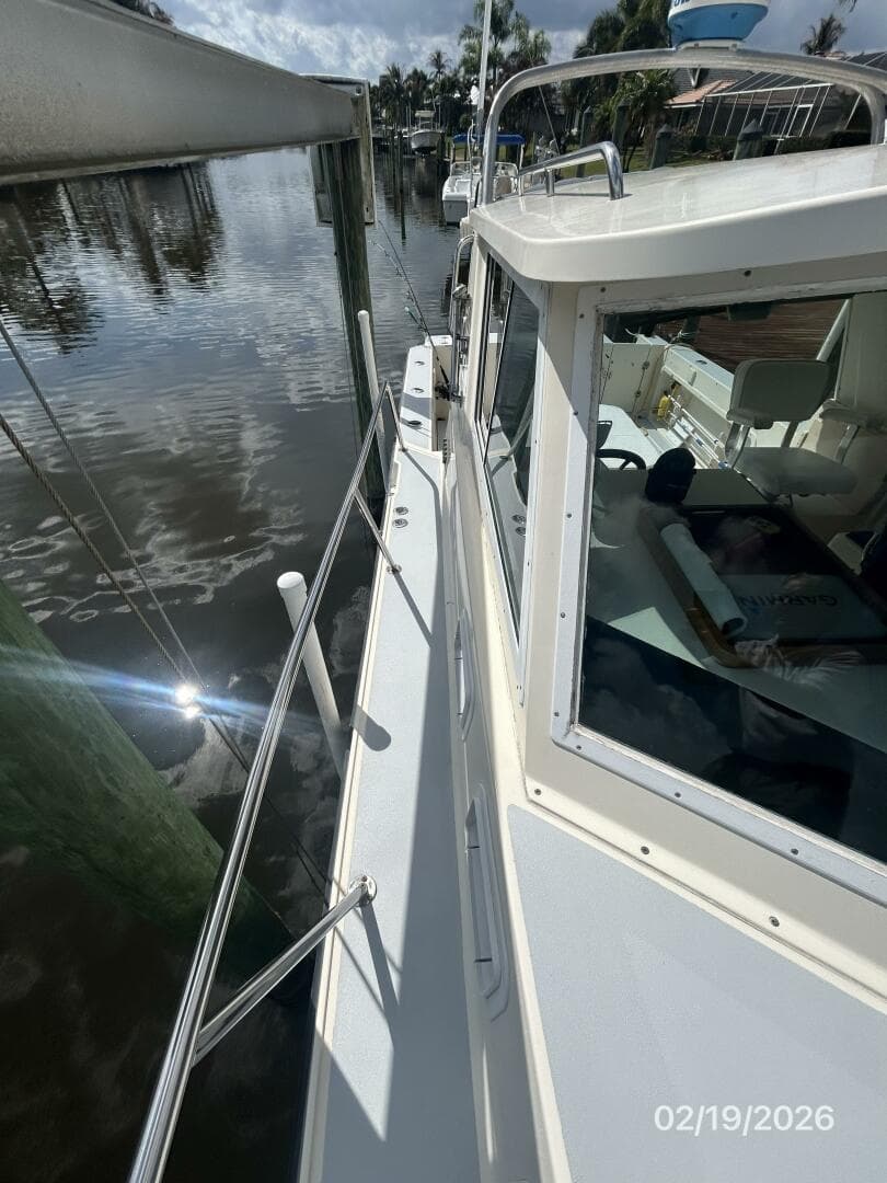 28' Albin starboard side deck2