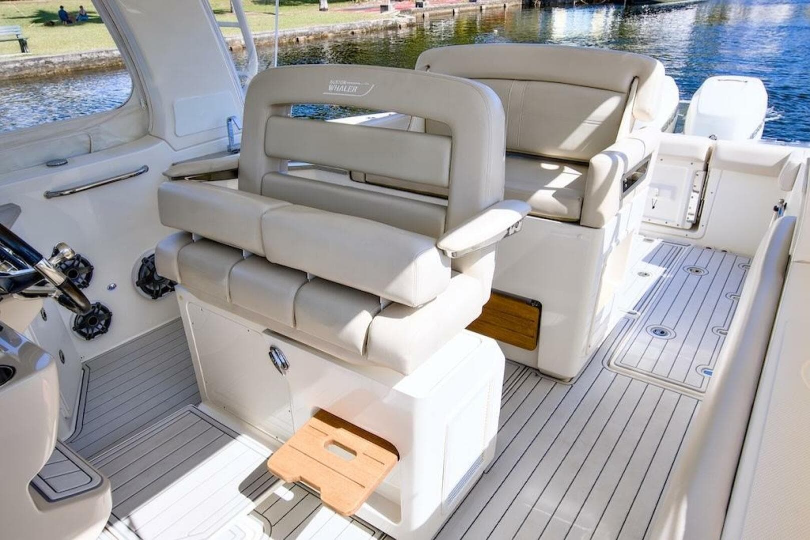 2019 Boston Whaler 350 Realm