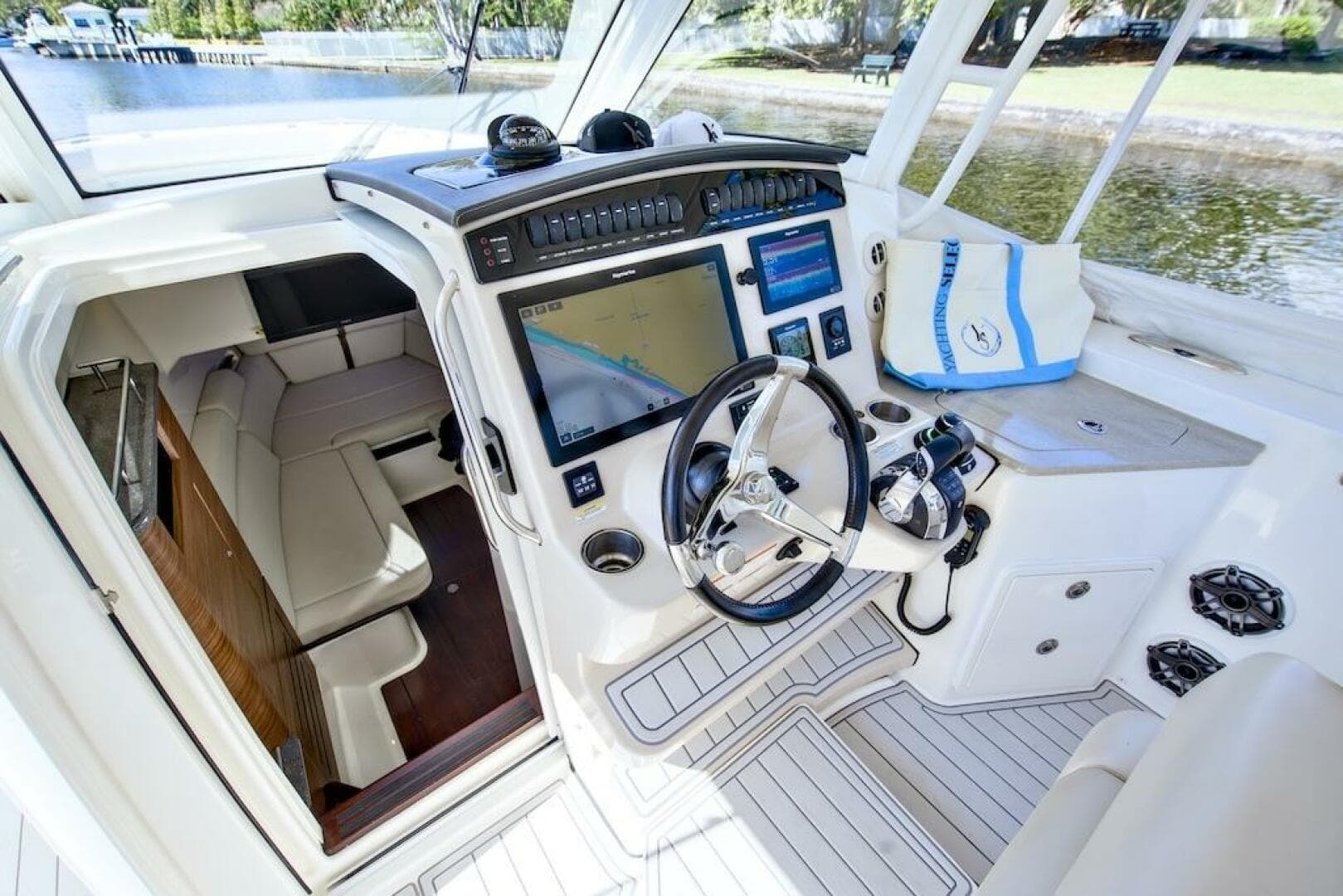 2019 Boston Whaler 350 Realm