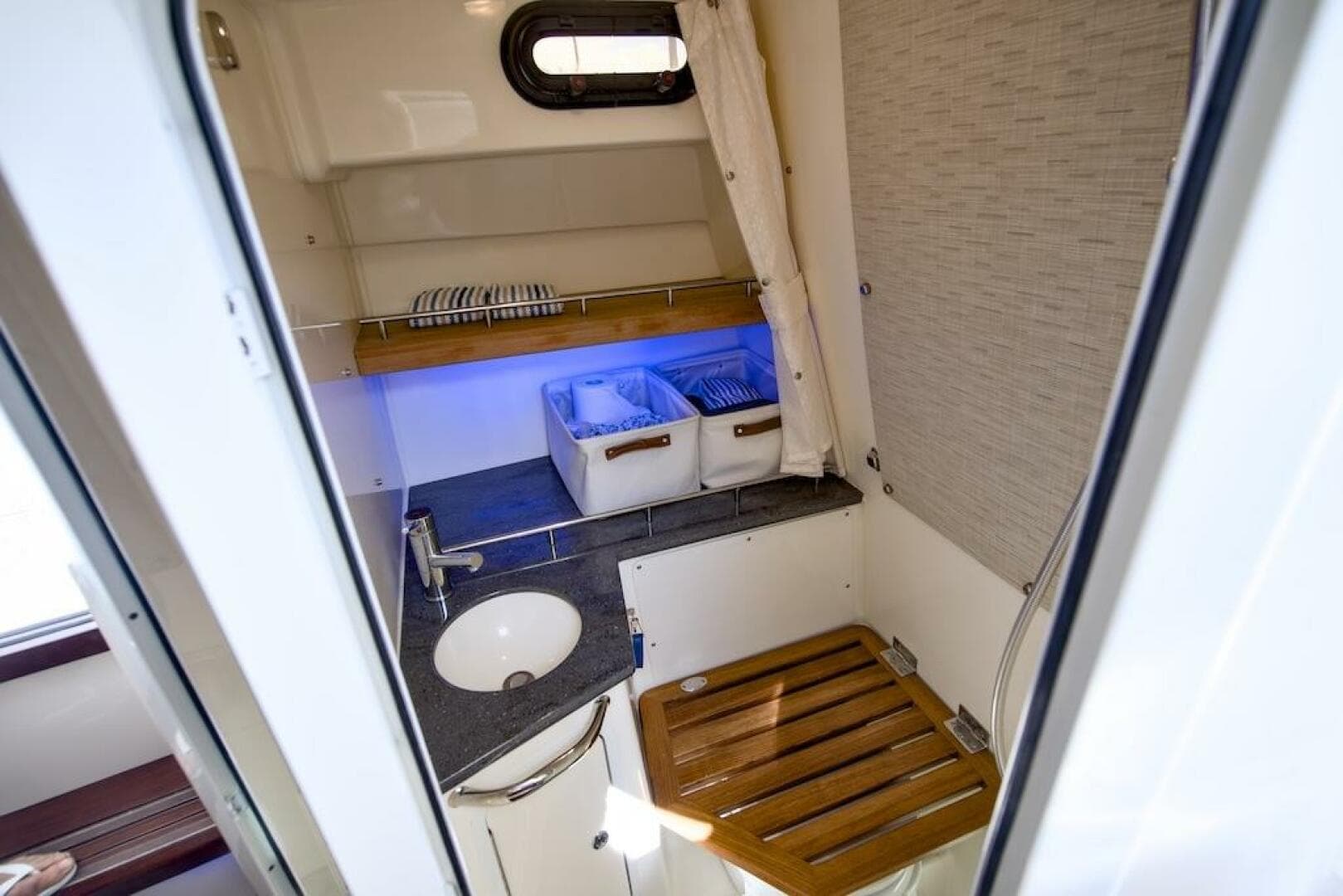 2019 Boston Whaler 350 Realm