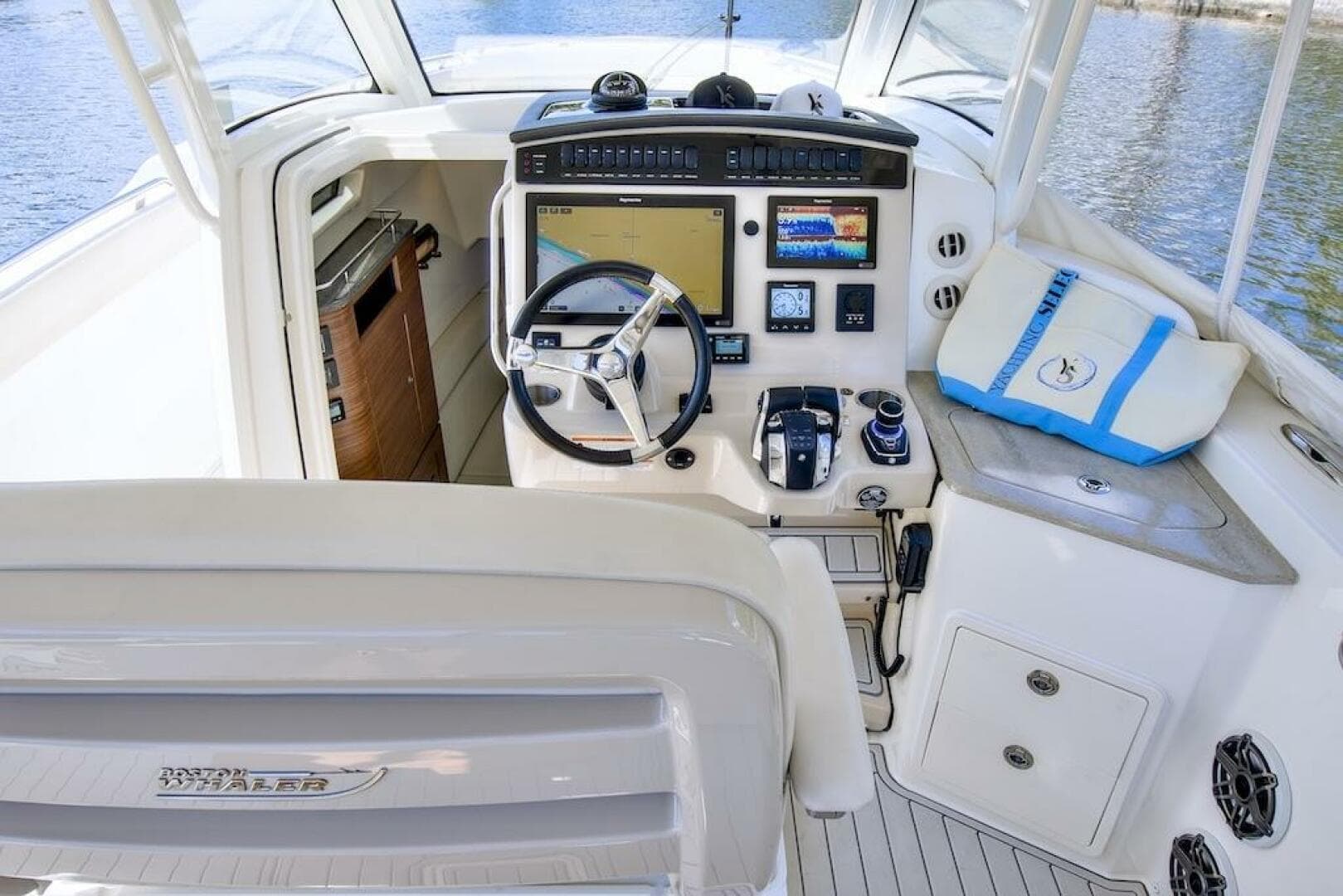 2019 Boston Whaler 350 Realm