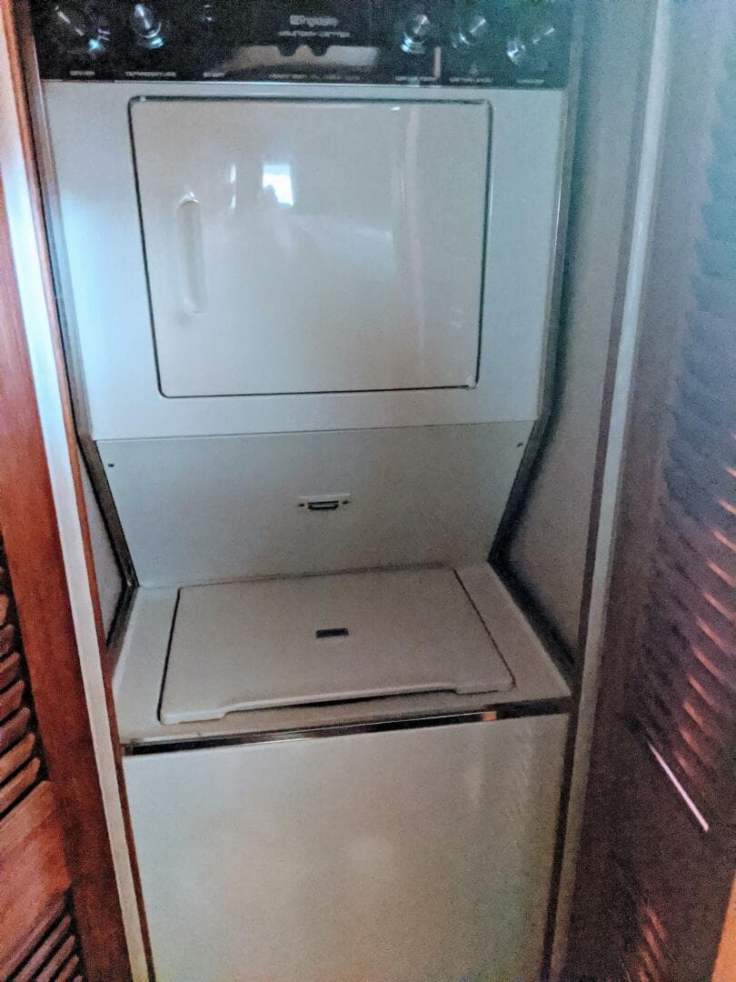 46' Chris Craft 1986 Laundry