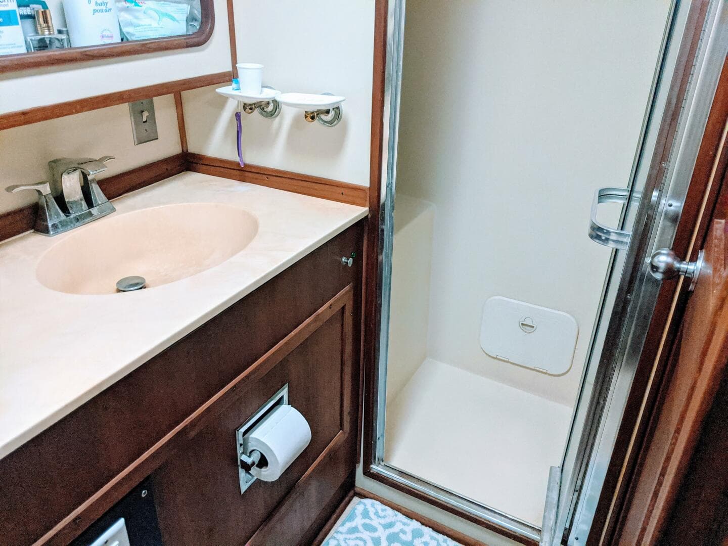 46' Chris Craft 1986 Aft Head Shower