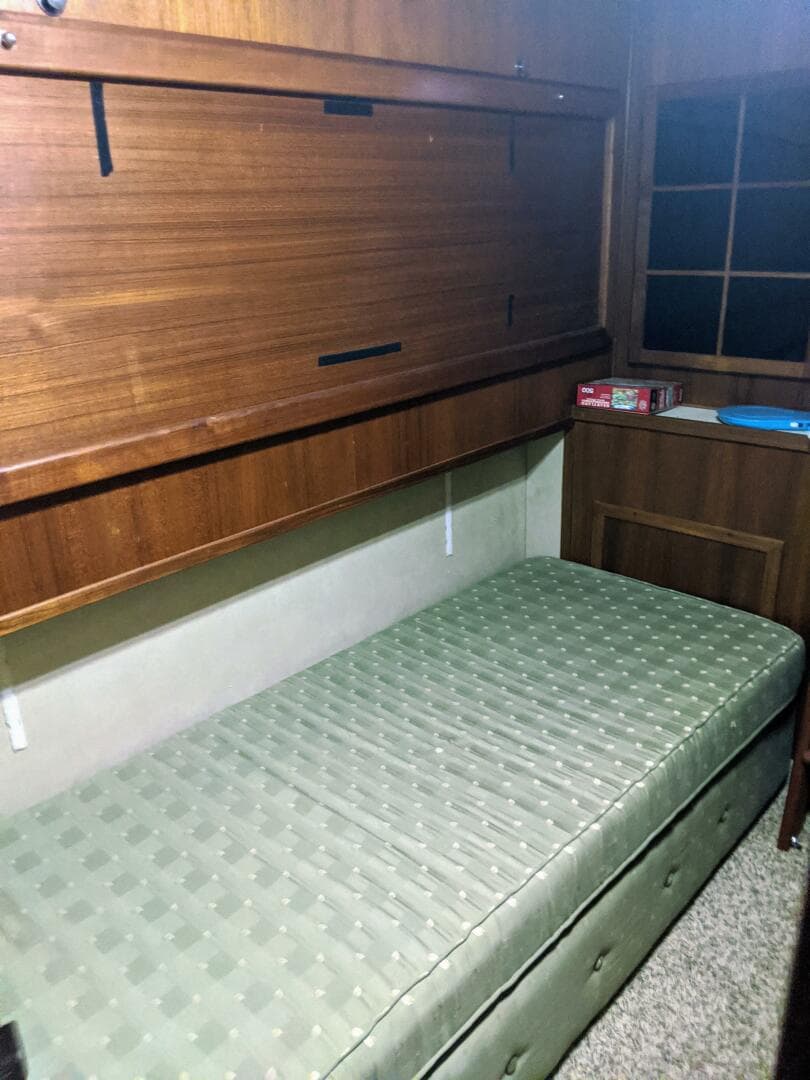 46' Chris Craft 1986 Aft Guest Berth
