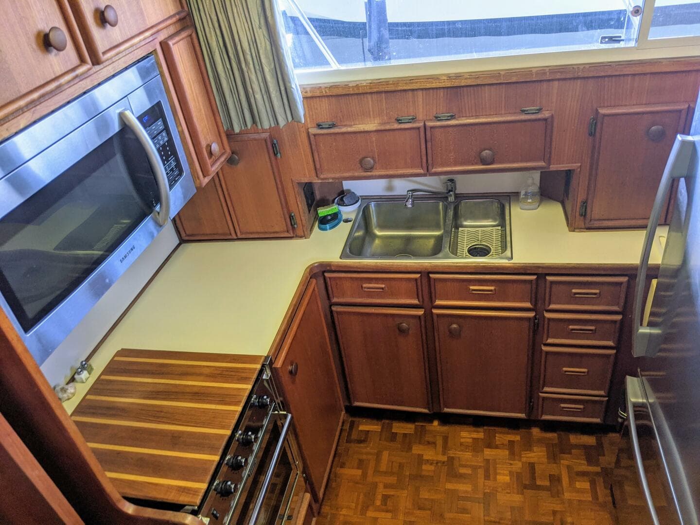 46' Chris Craft 1986 Galley