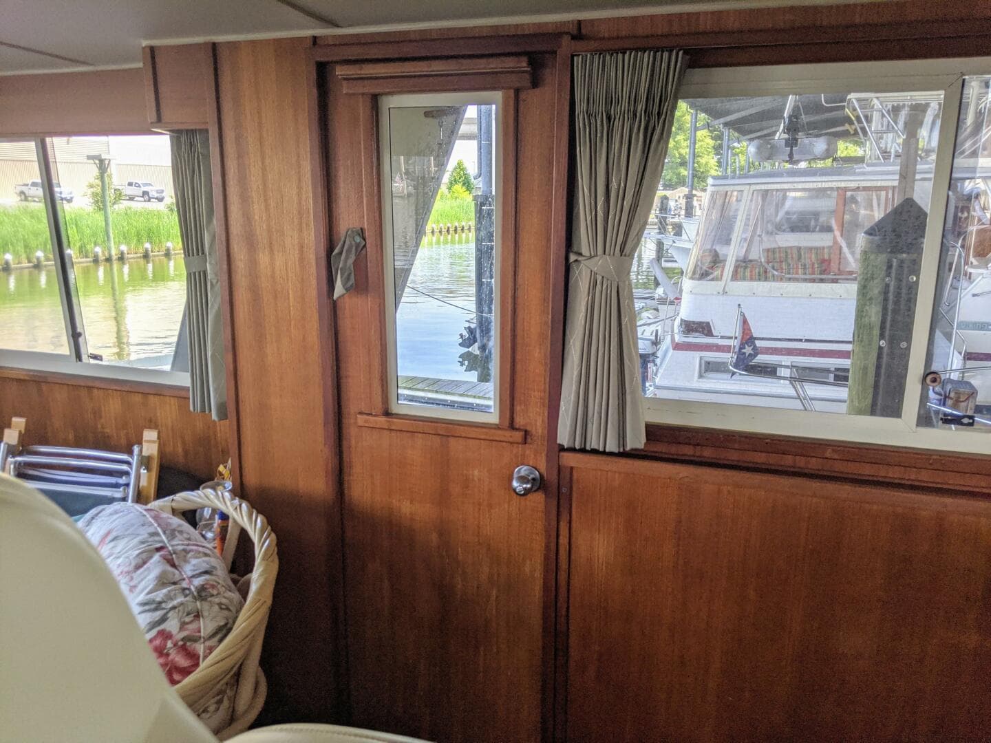 46' Chris Craft 1986 Side Door