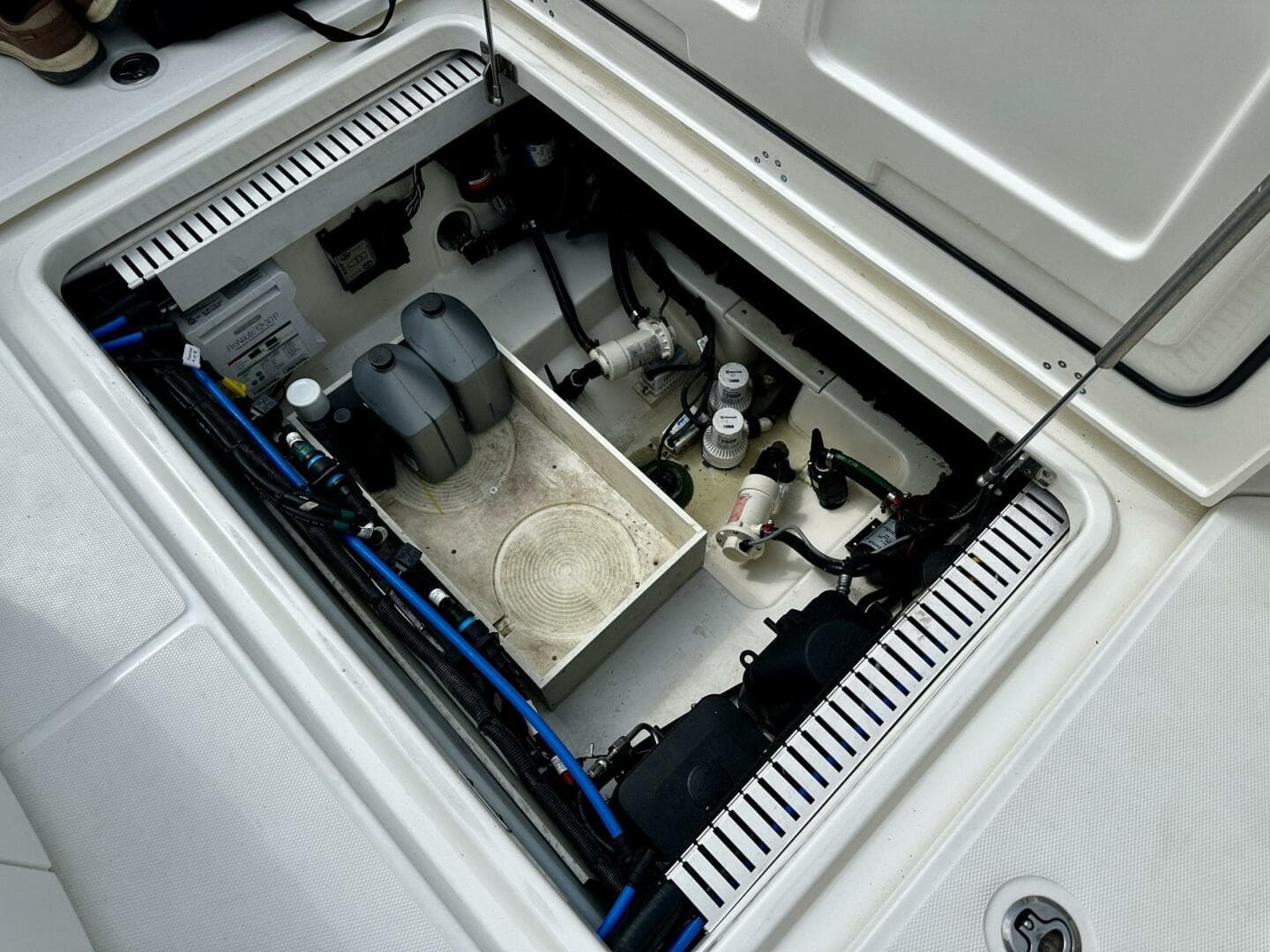 Boston Whaler 33 BOTTOMS UP - Cockpit Access