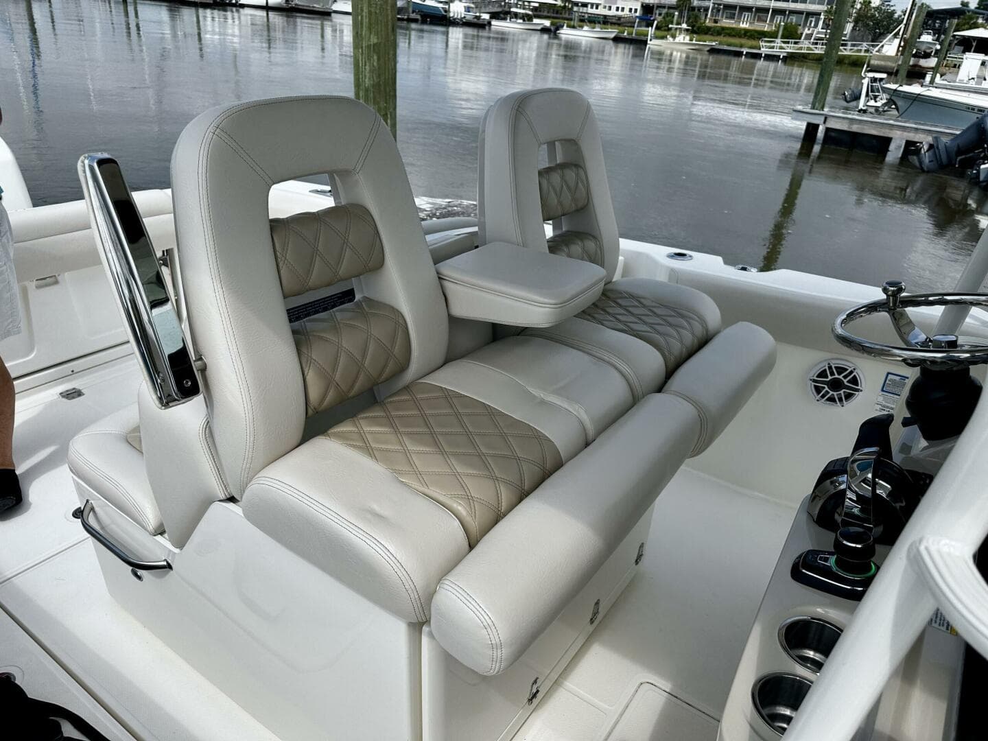 Boston Whaler 33 BOTTOMS UP - Helm