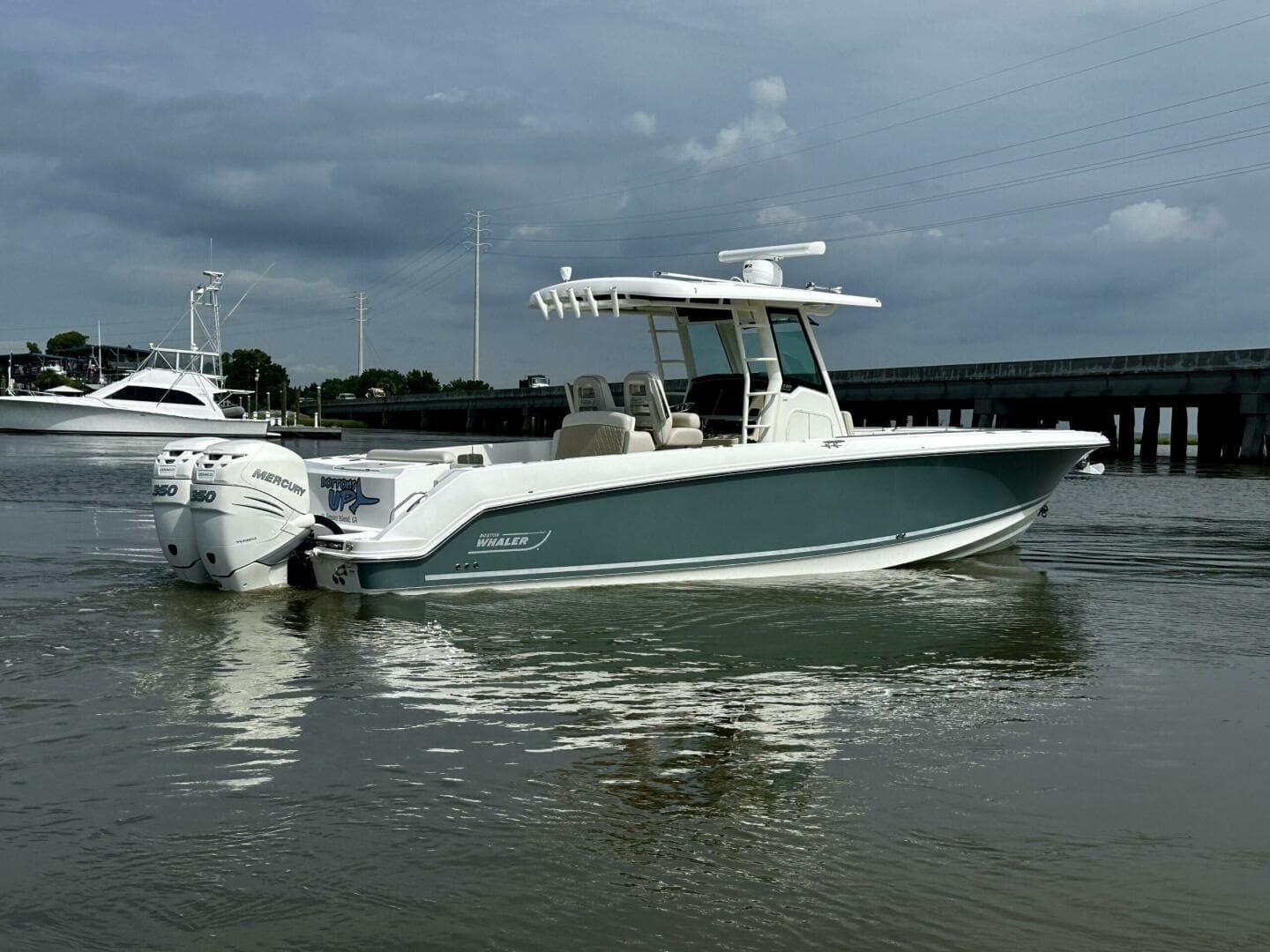 Boston Whaler 33 BOTTOMS UP -  Exterior