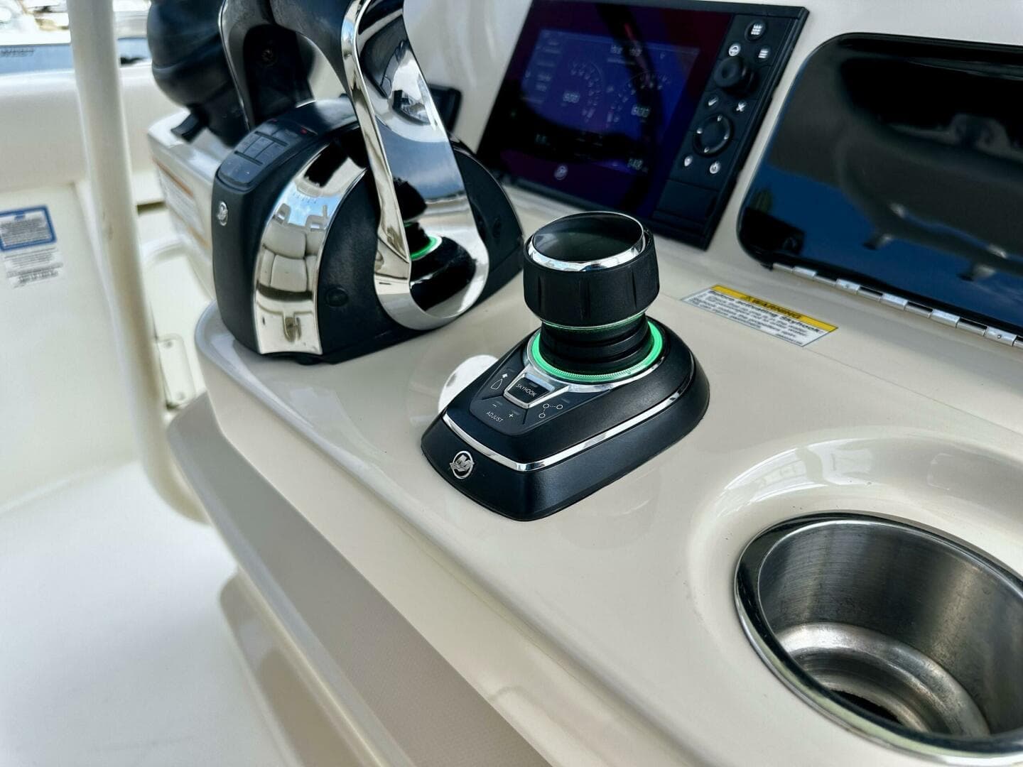 Boston Whaler 33 BOTTOMS UP - Helm