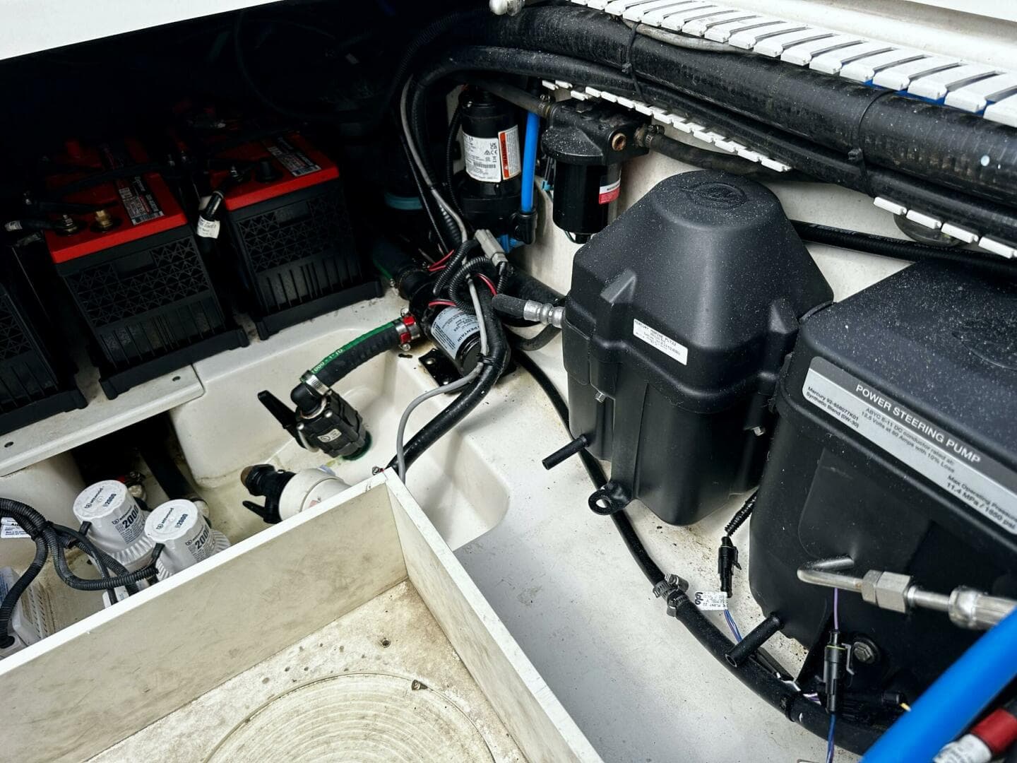 Boston Whaler 33 BOTTOMS UP - Cockpit Access