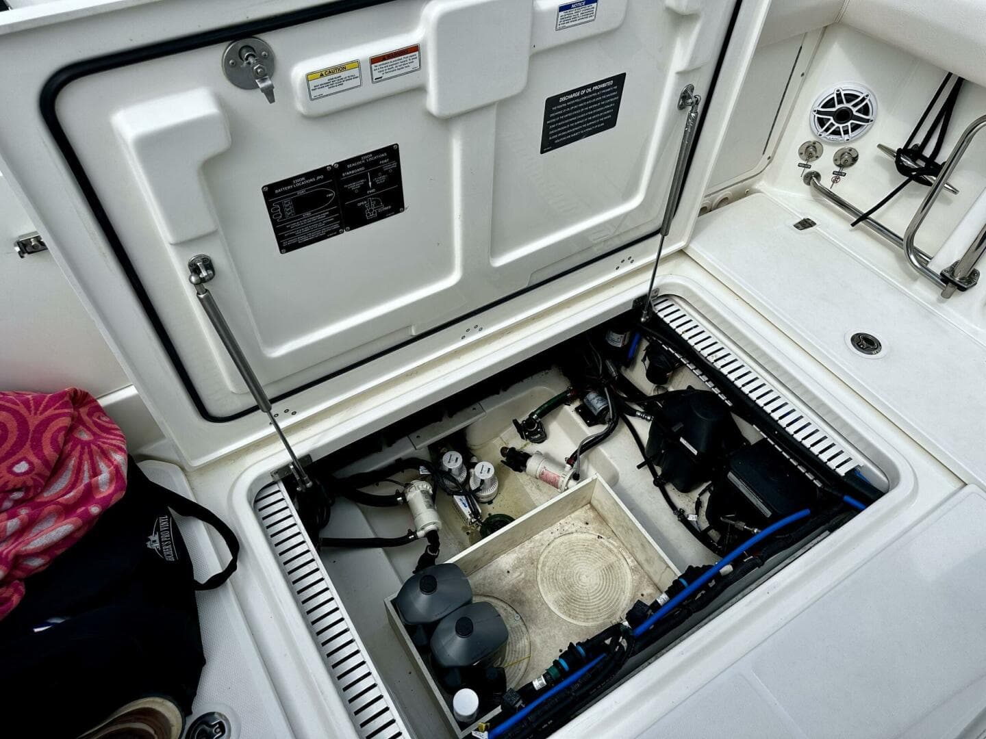 Boston Whaler 33 BOTTOMS UP - Cockpit Access