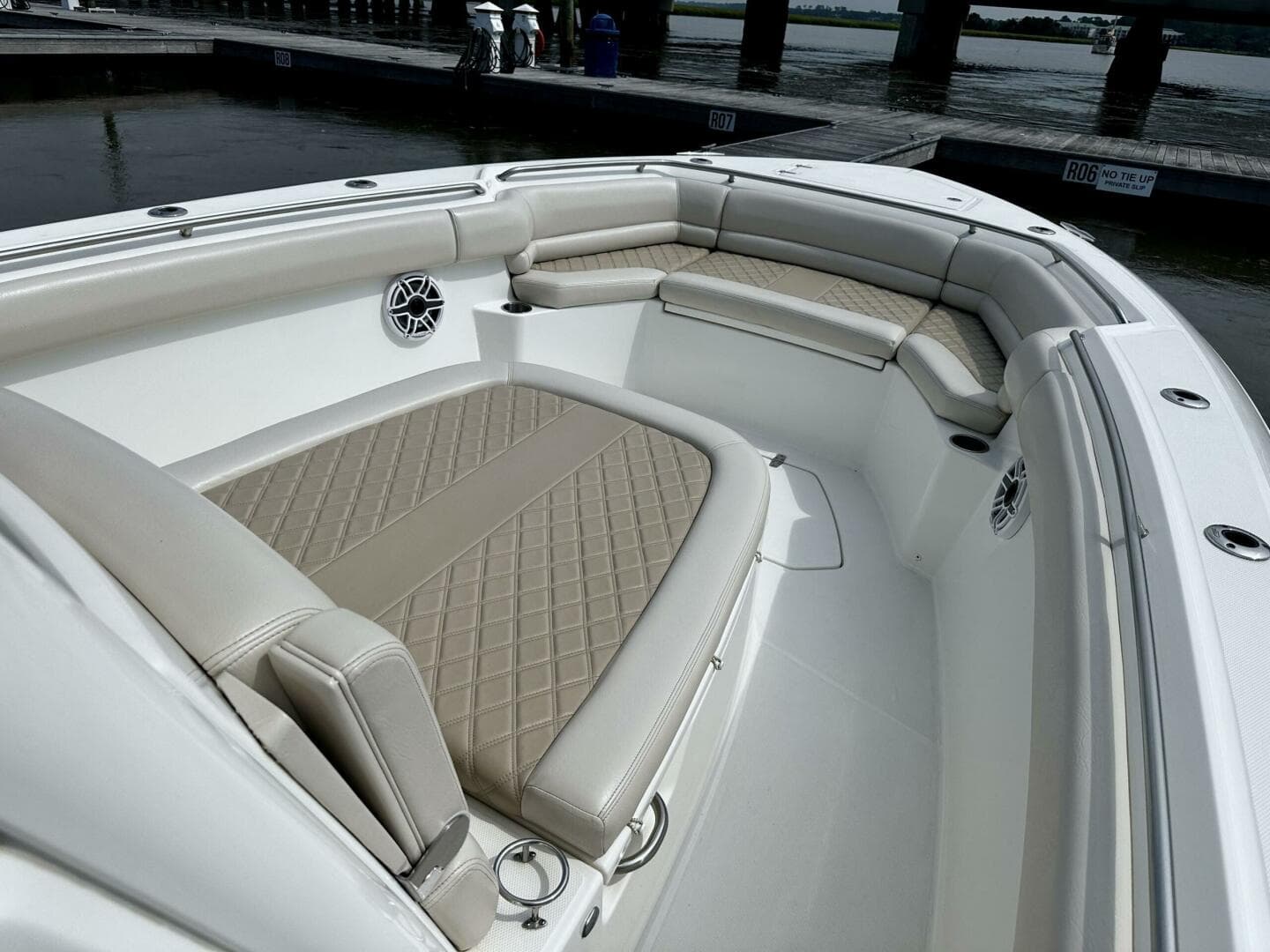 Boston Whaler 33 BOTTOMS UP -  Bow Seating  