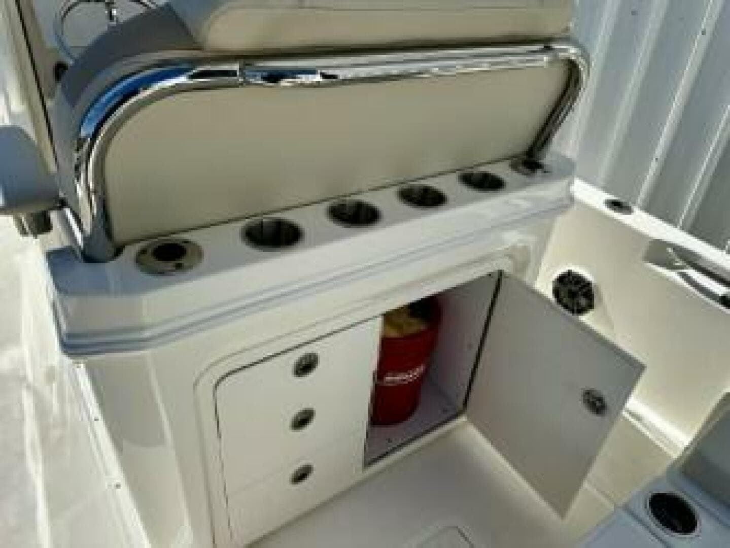 Boston Whaler 250 Dauntless - Aft