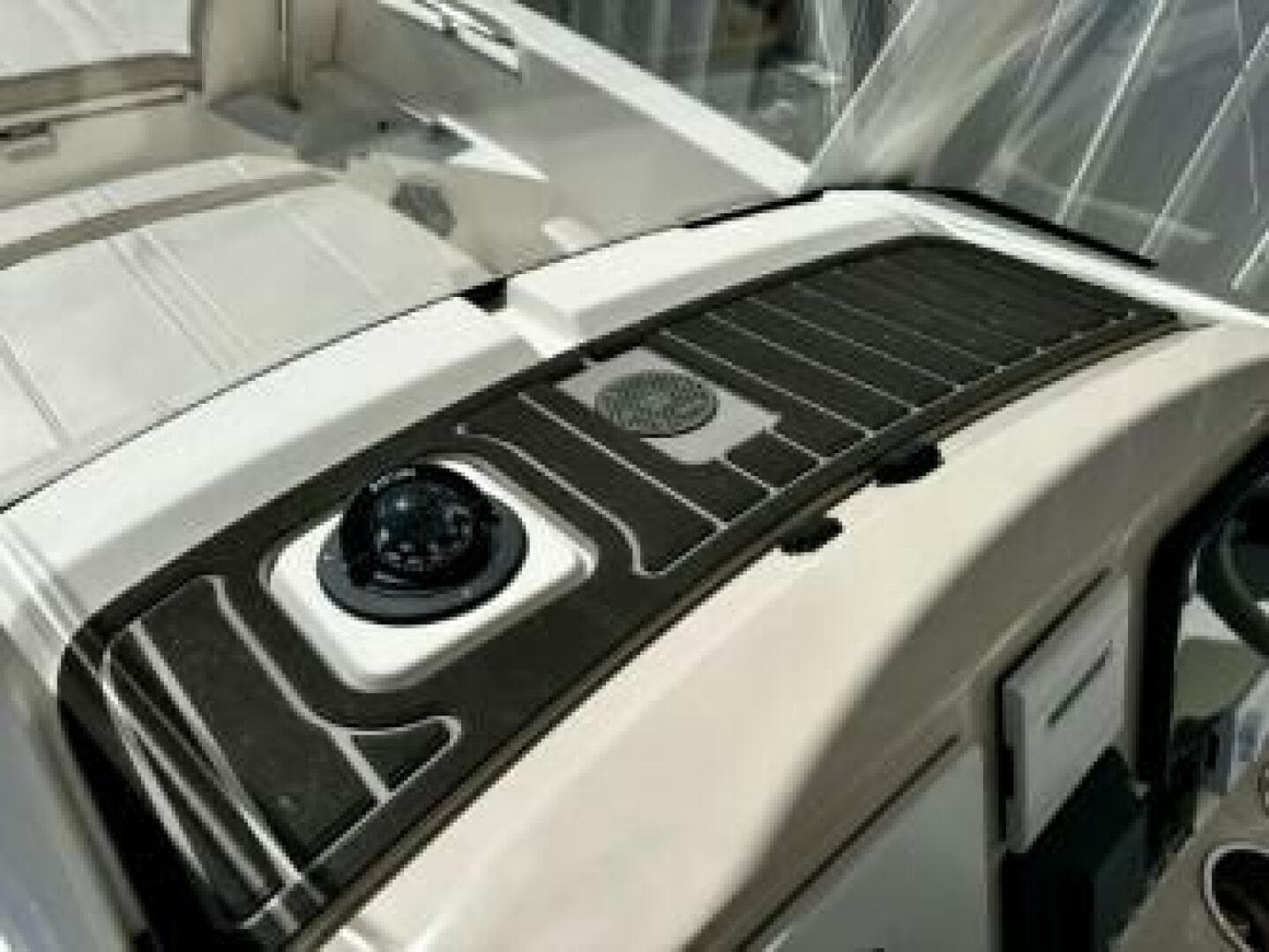 Boston Whaler 250 Dauntless - Helm