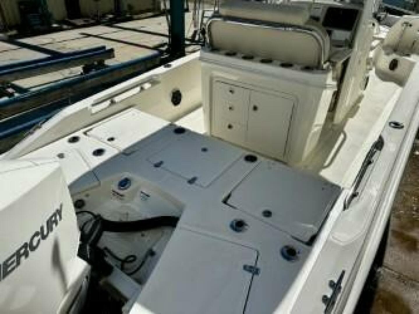 Boston Whaler 250 Dauntless - Aft