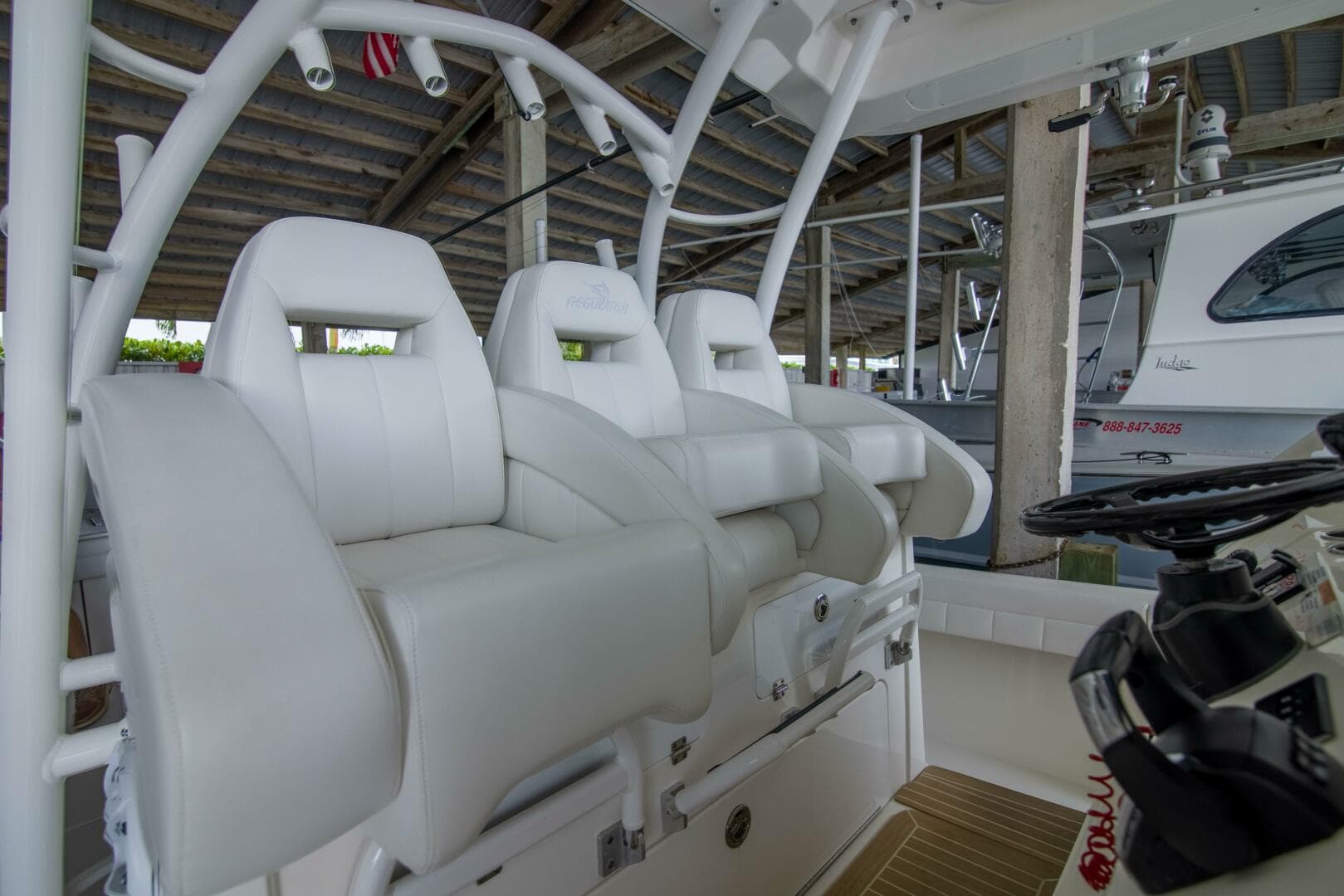 Regulator 41 - Miss Megan - Helm Seats