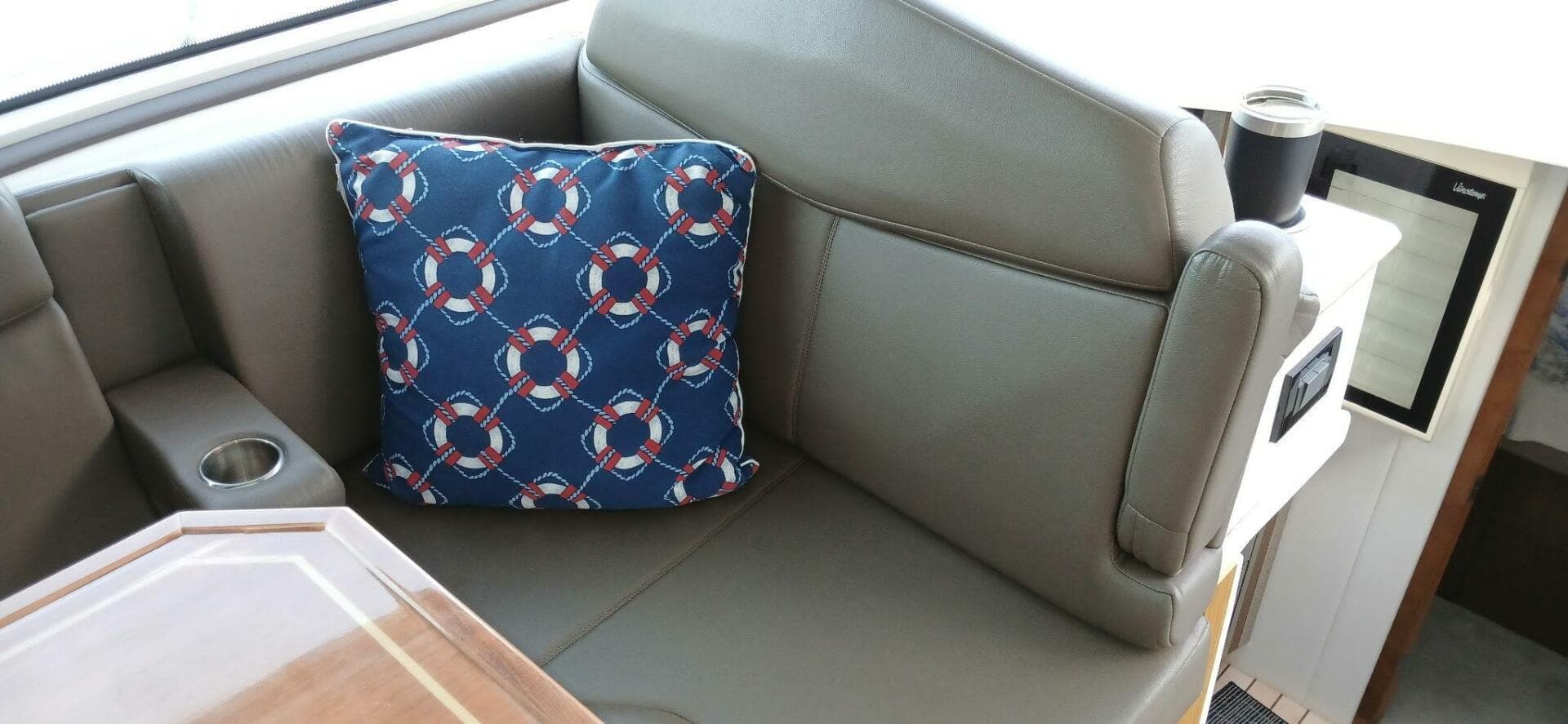 2014 Cruisers Yachts 