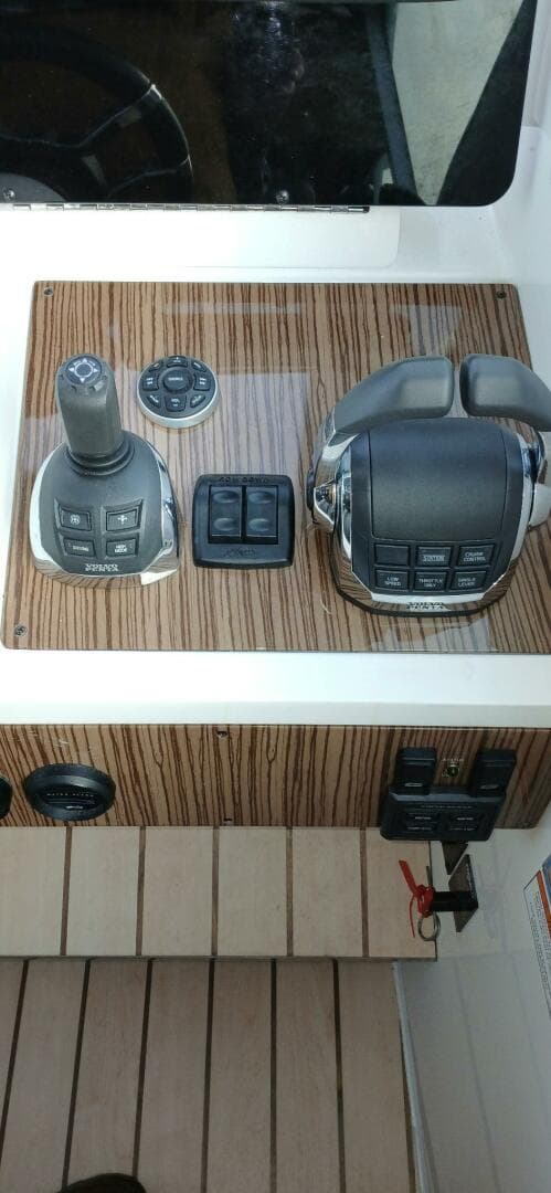 2014 Cruisers Yachts 