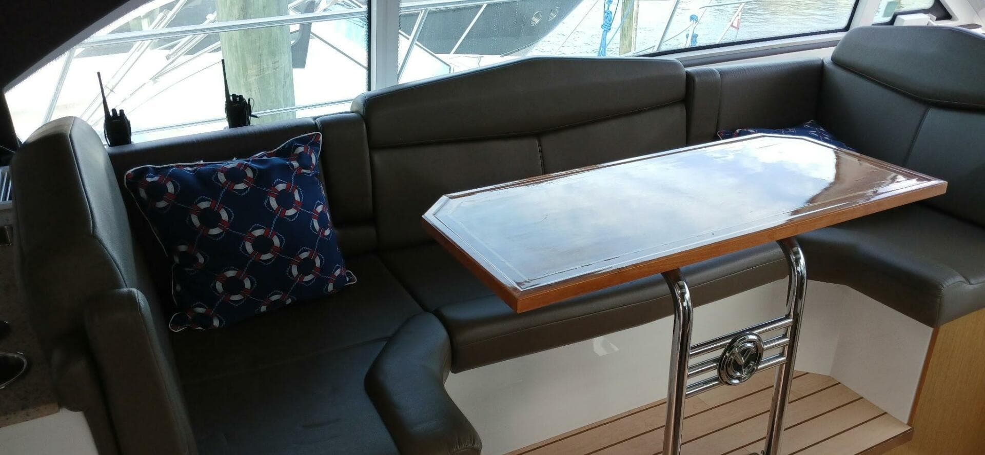 2014 Cruisers Yachts 