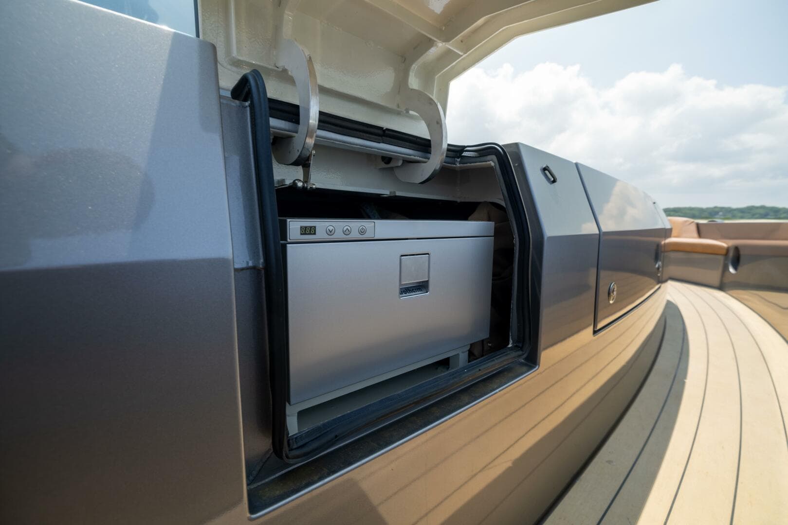 2025 Steeler Bronson 67 Beachclub