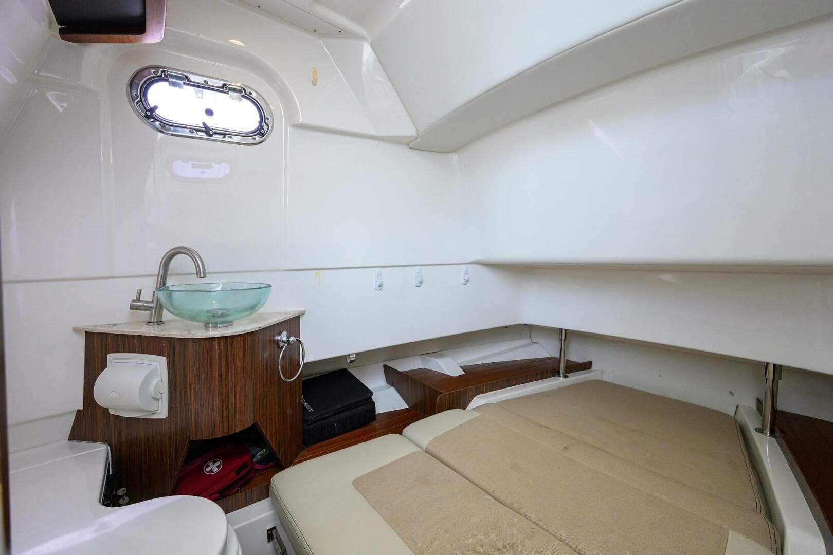 Pursuit 32 - Cabin