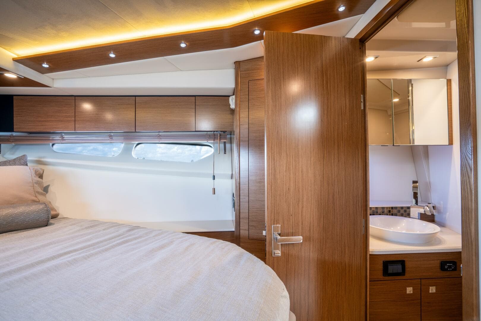 2016 Cruisers Yachts 45 Cantius