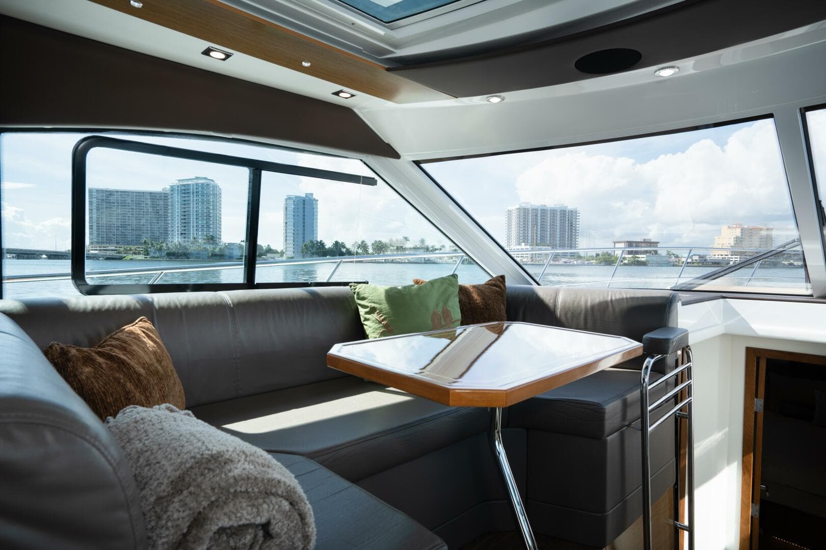 2016 Cruisers Yachts 45 Cantius