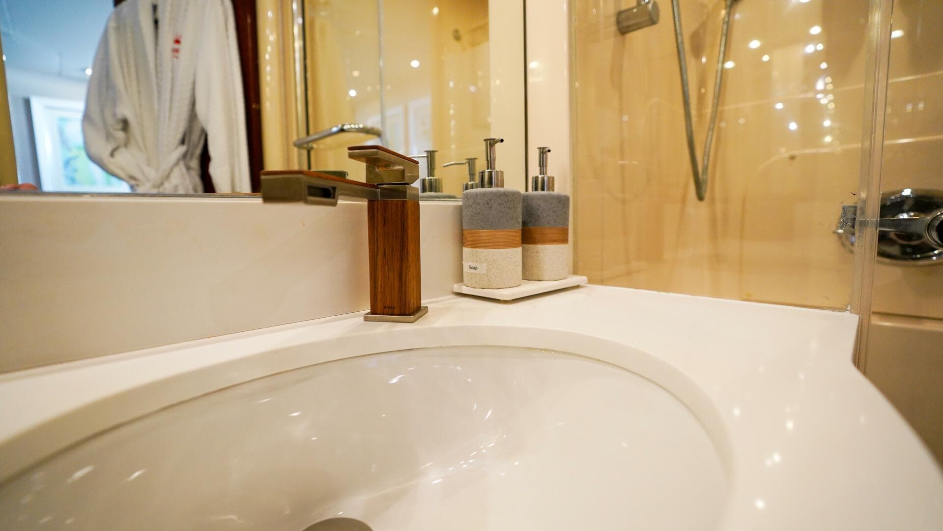 2004 Lazzara Yachts 80 SL