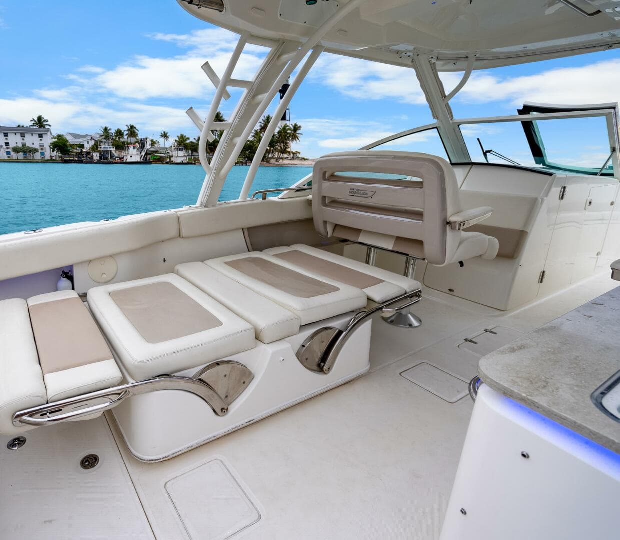 2018 Boston Whaler 320 Vantage