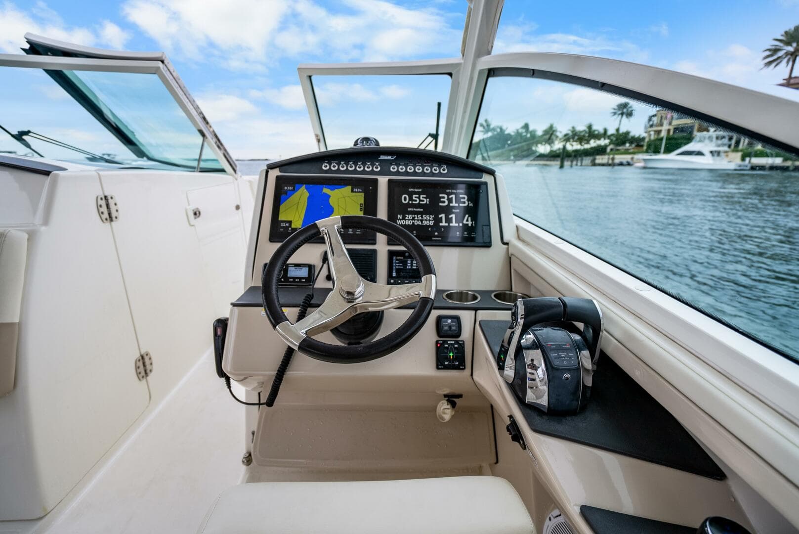 2018 Boston Whaler 320 Vantage