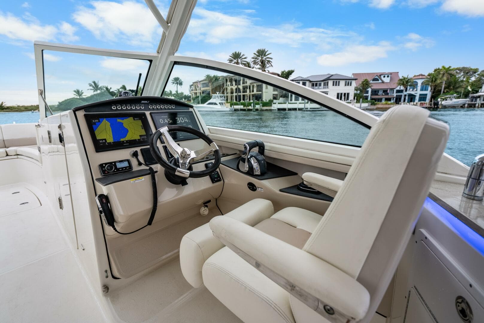 2018 Boston Whaler 320 Vantage