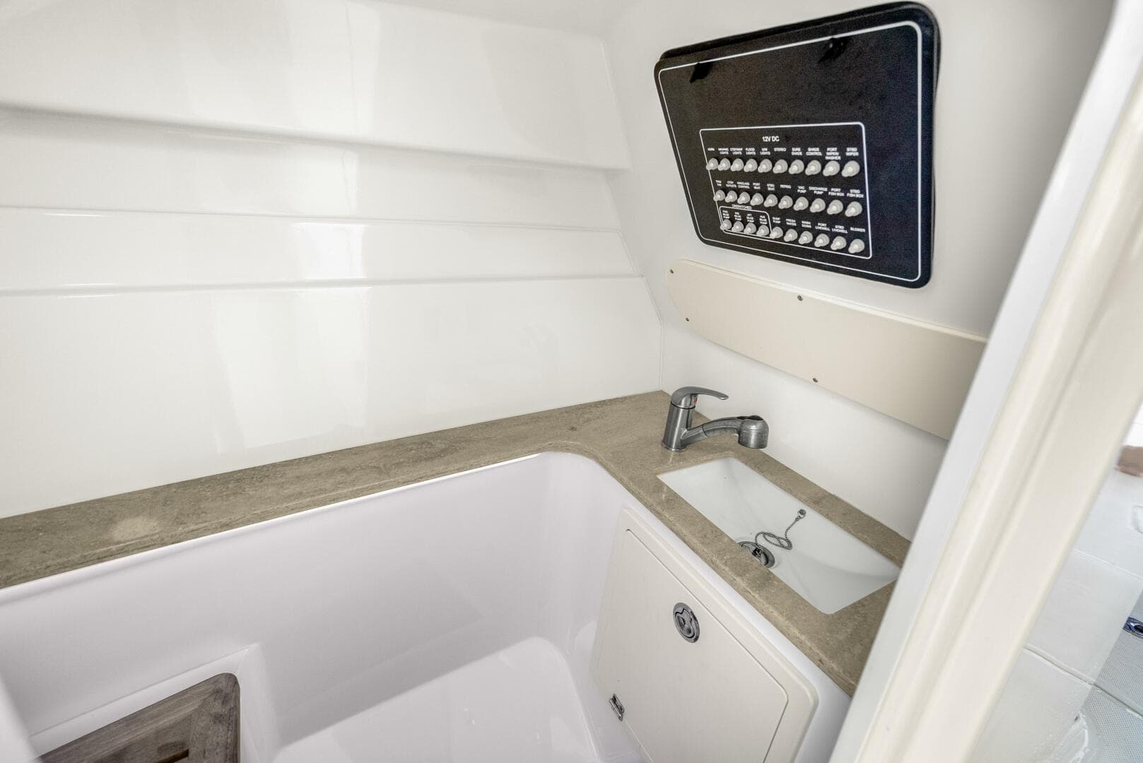 2018 Boston Whaler 320 Vantage