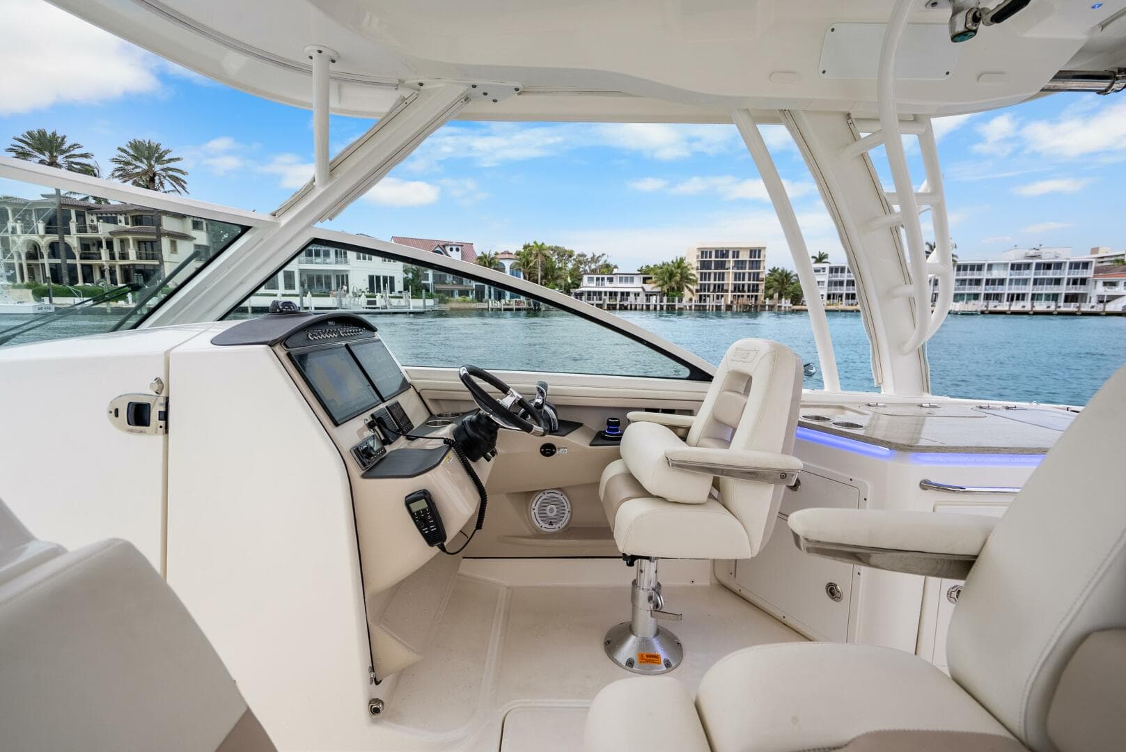 2018 Boston Whaler 320 Vantage