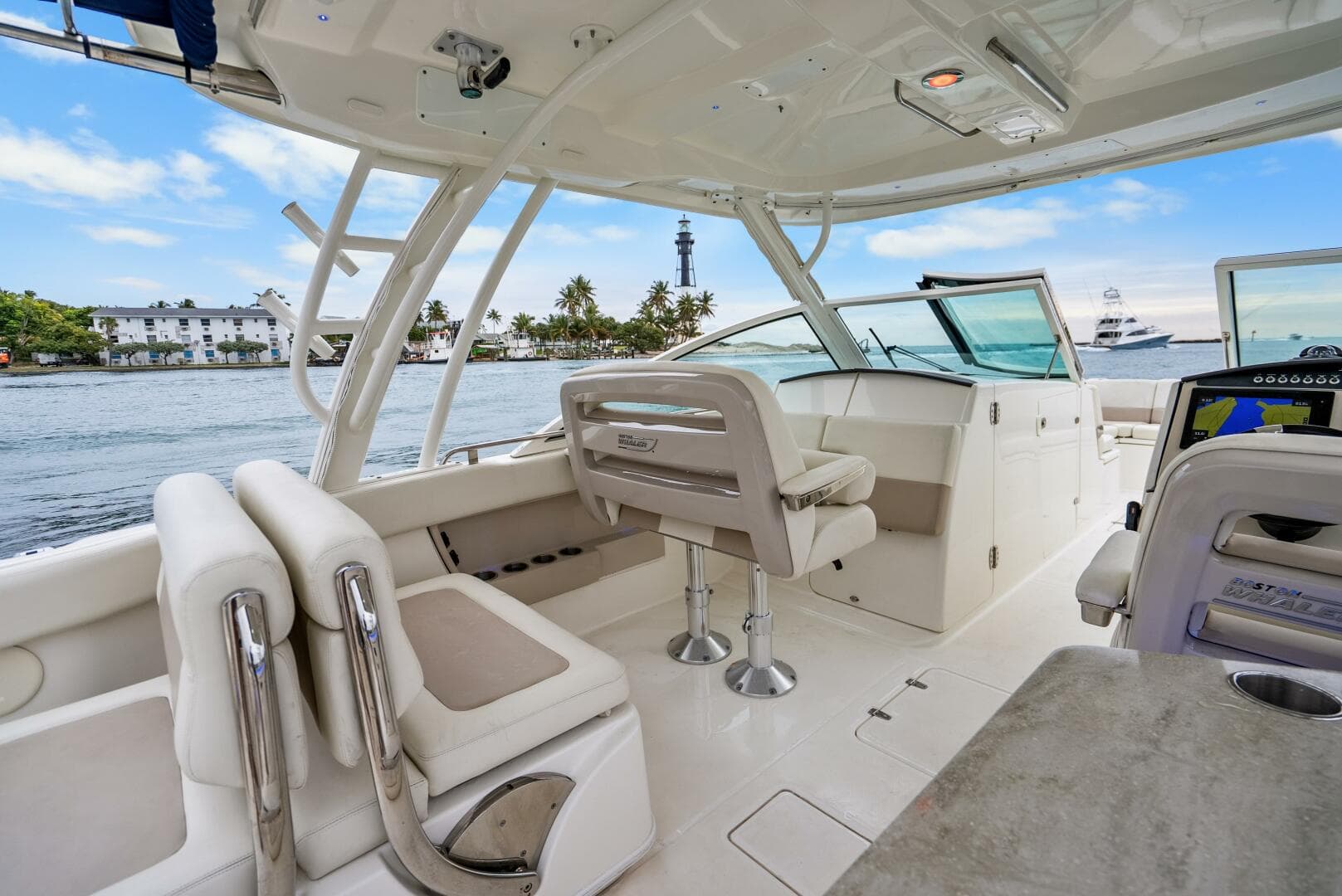 2018 Boston Whaler 320 Vantage