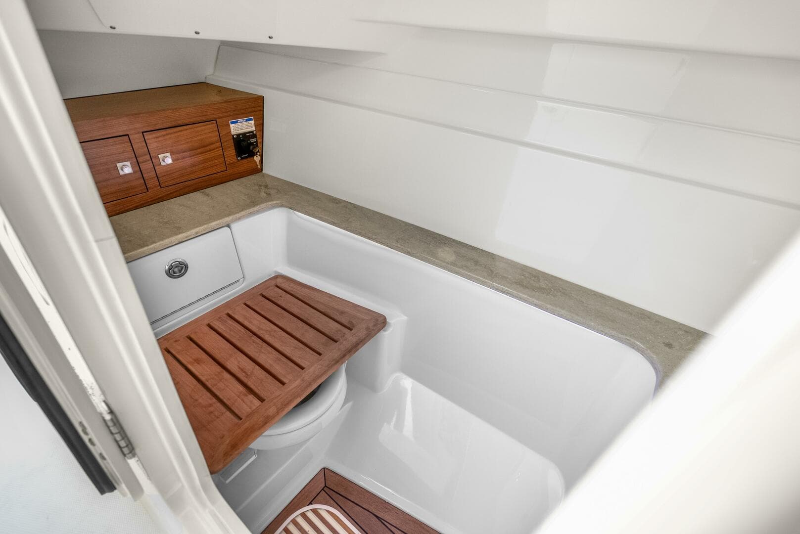 2018 Boston Whaler 320 Vantage