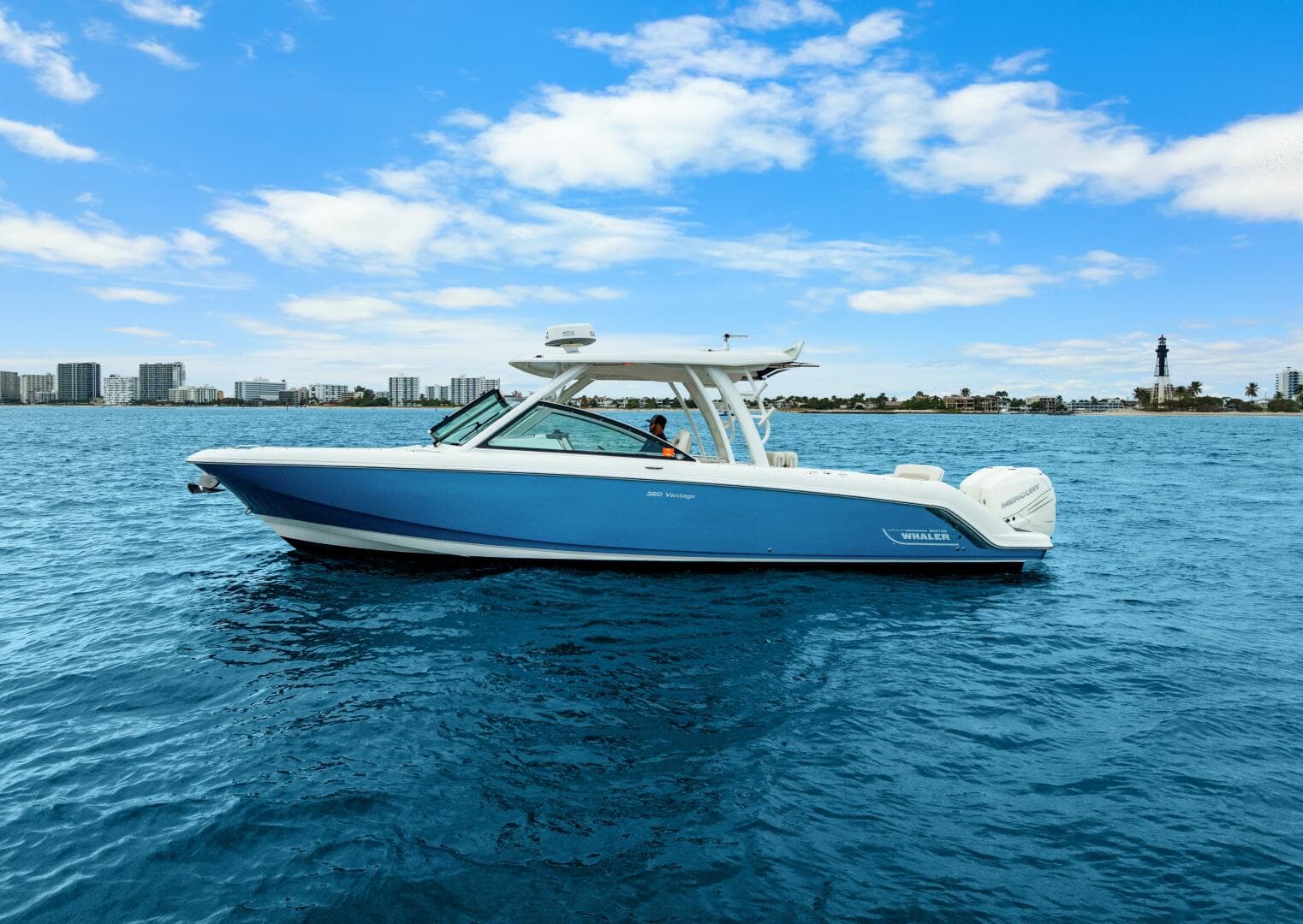 2018 Boston Whaler 320 Vantage