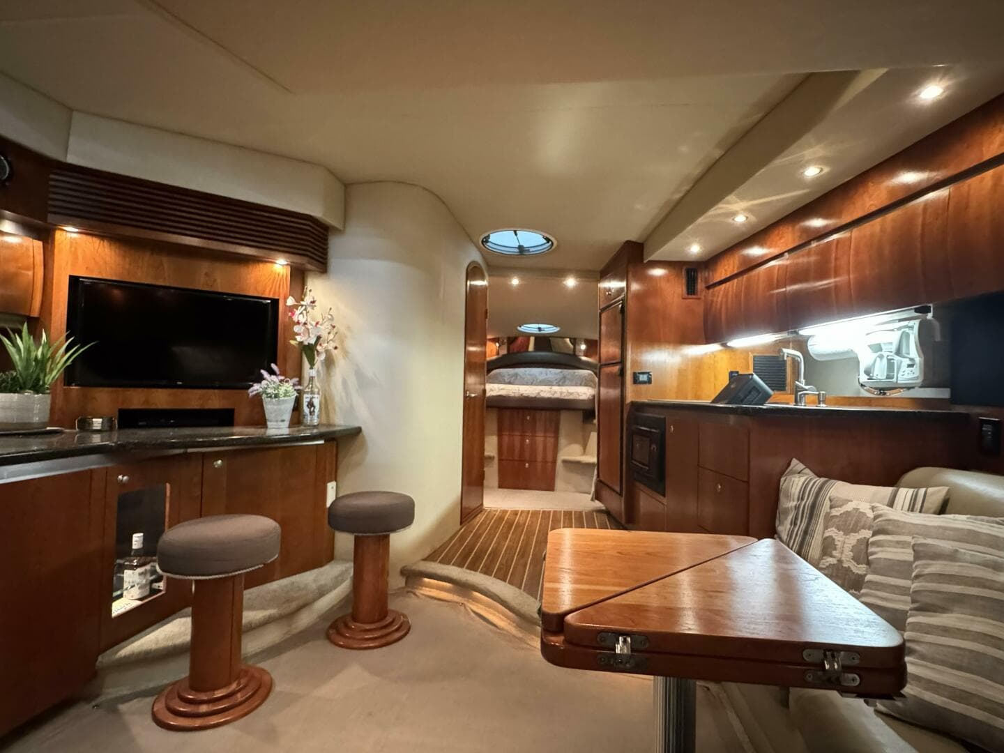 2005 Cruisers Yachts 420 Express