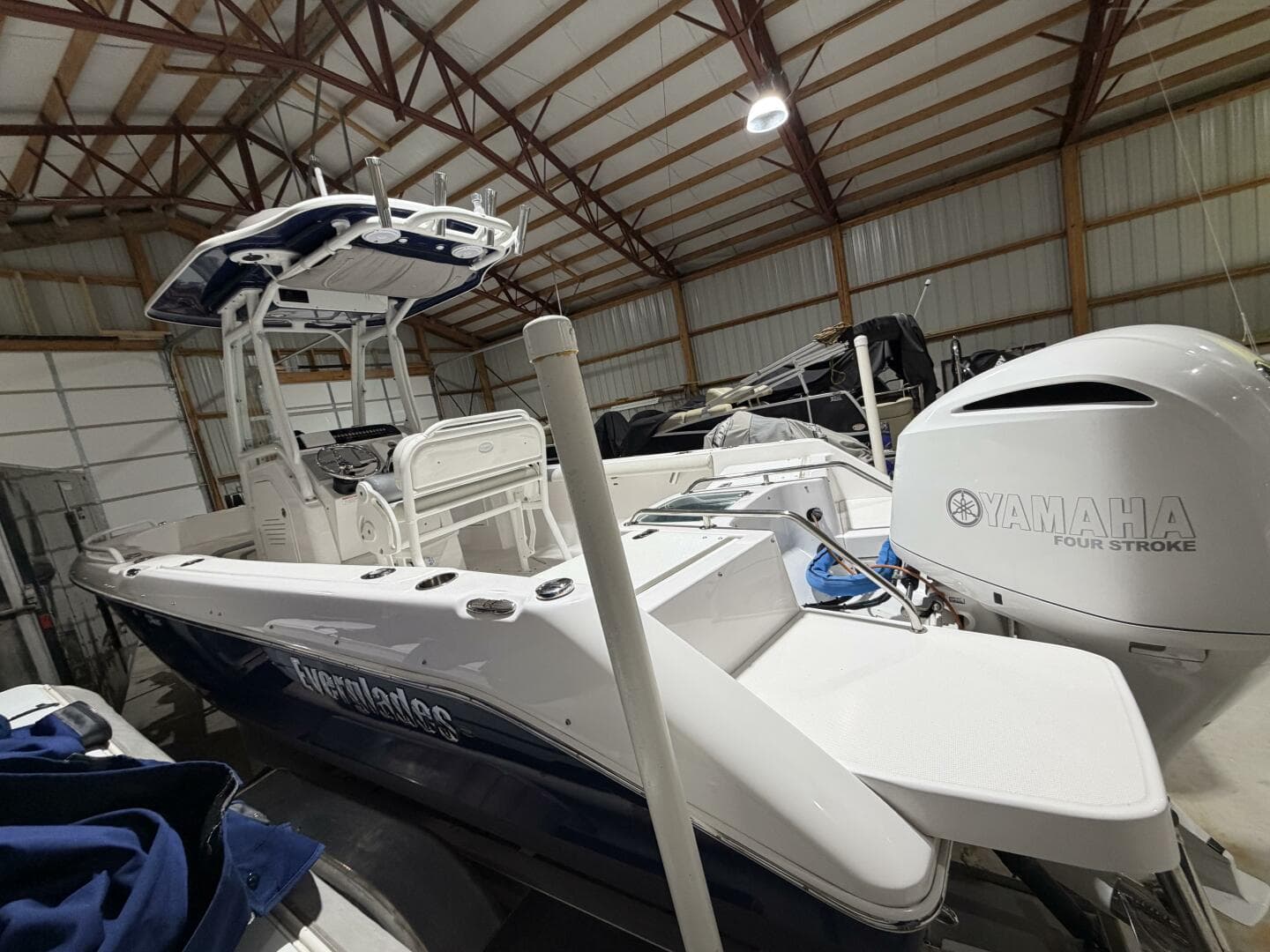 2016 Everglades 230 Center Console